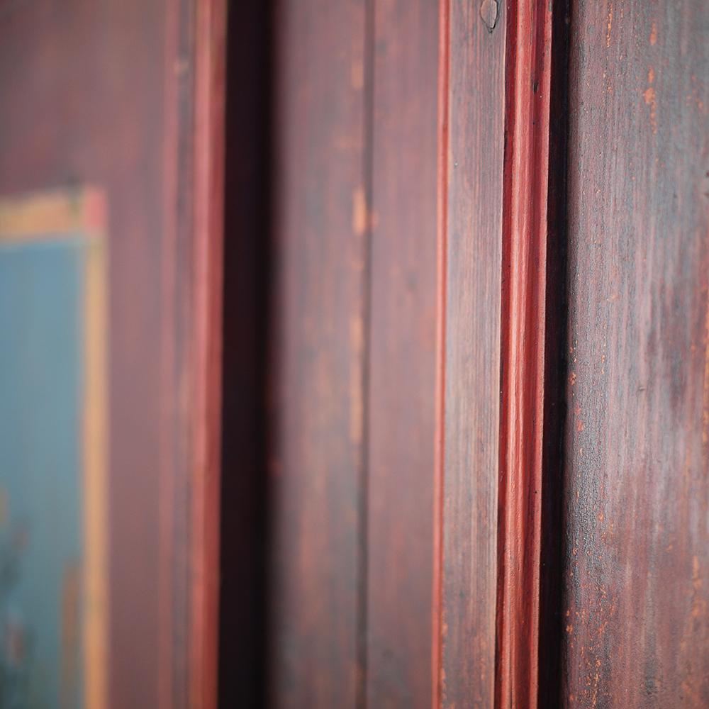 Red Painted Wardrobe with Flowers, 1810, Central Europe In Good Condition In Albignasego, IT