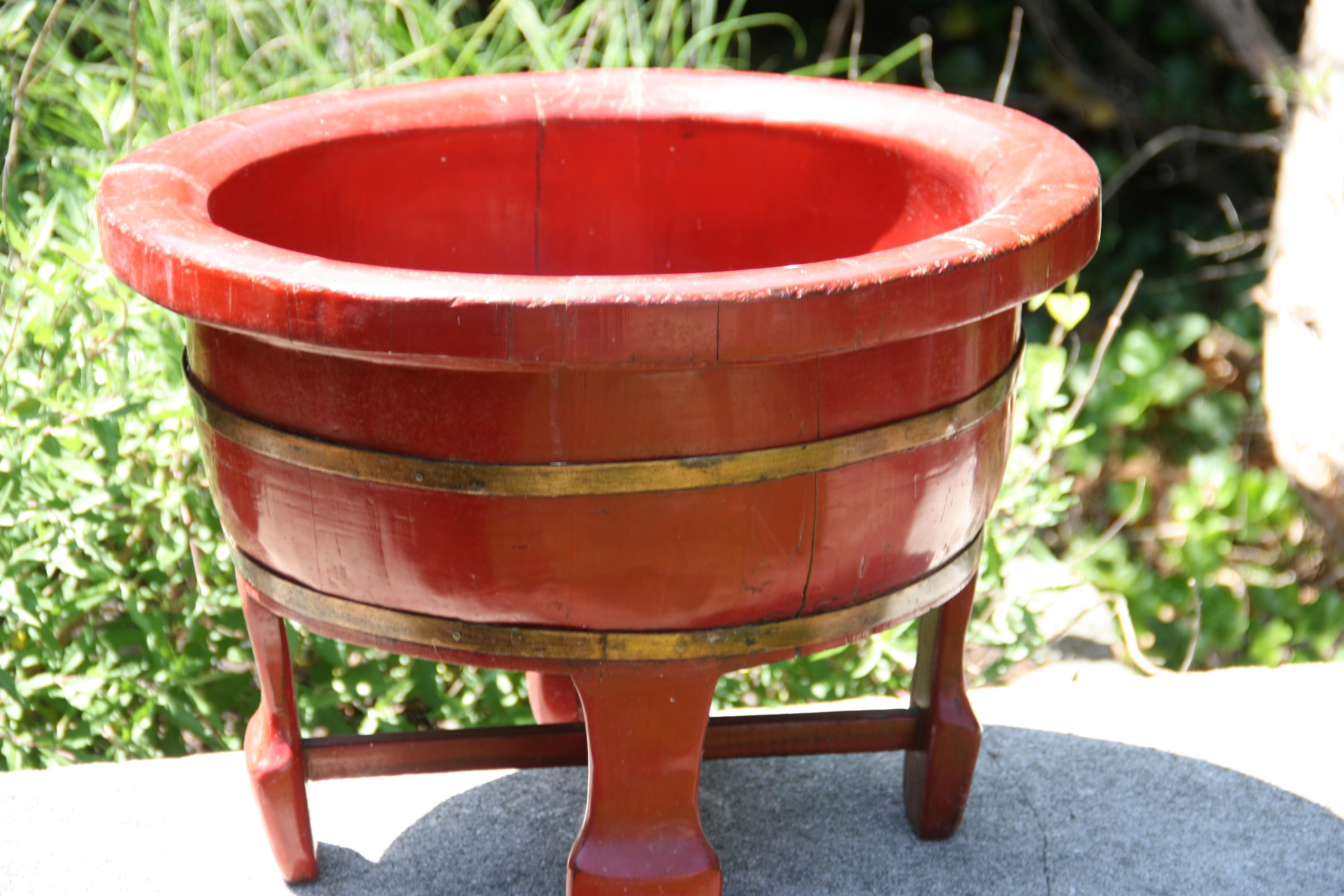 Asiatique Bol jardinière de tonneau en bois peint en rouge sur pied, style japonais en vente