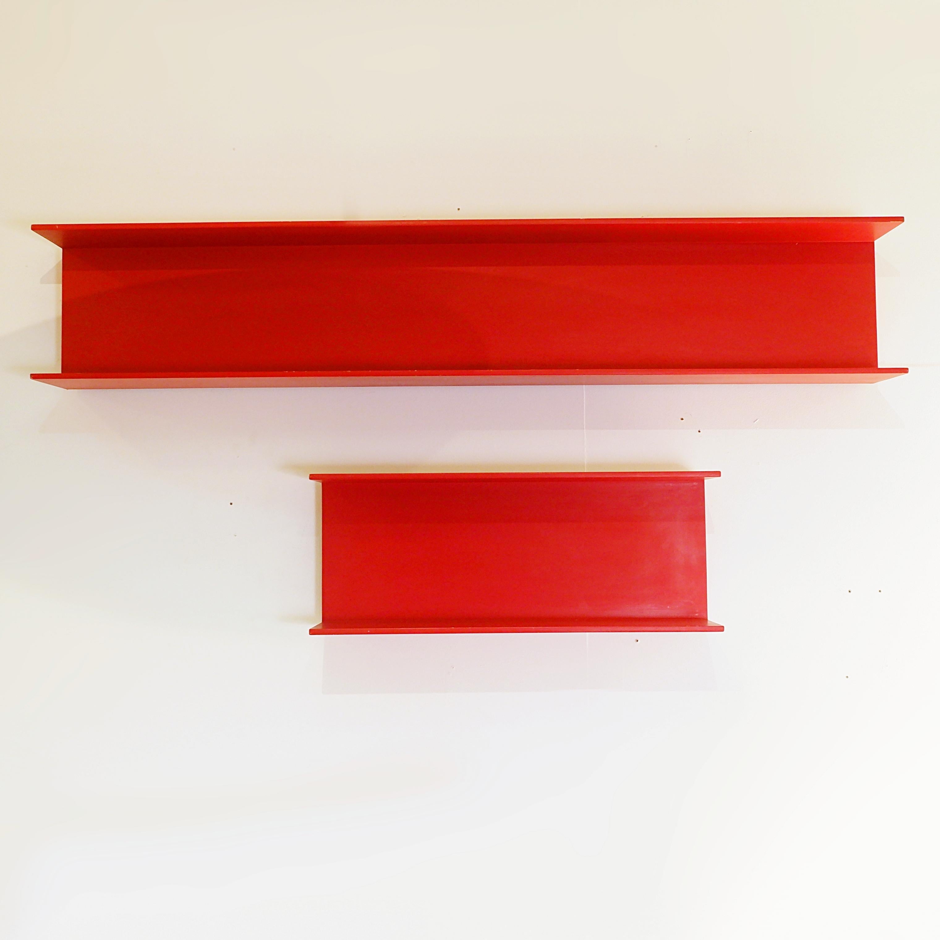 Ein Paar Regale aus deutscher Produktion, hergestellt von Wilhelm Renz in den 1960er Jahren nach einem Projekt von Walter Wirz.
Struktur aus rot lackiertem Holz.
Guter allgemeiner Zustand, kleine Anzeichen und Mängel an der Farbe aufgrund des