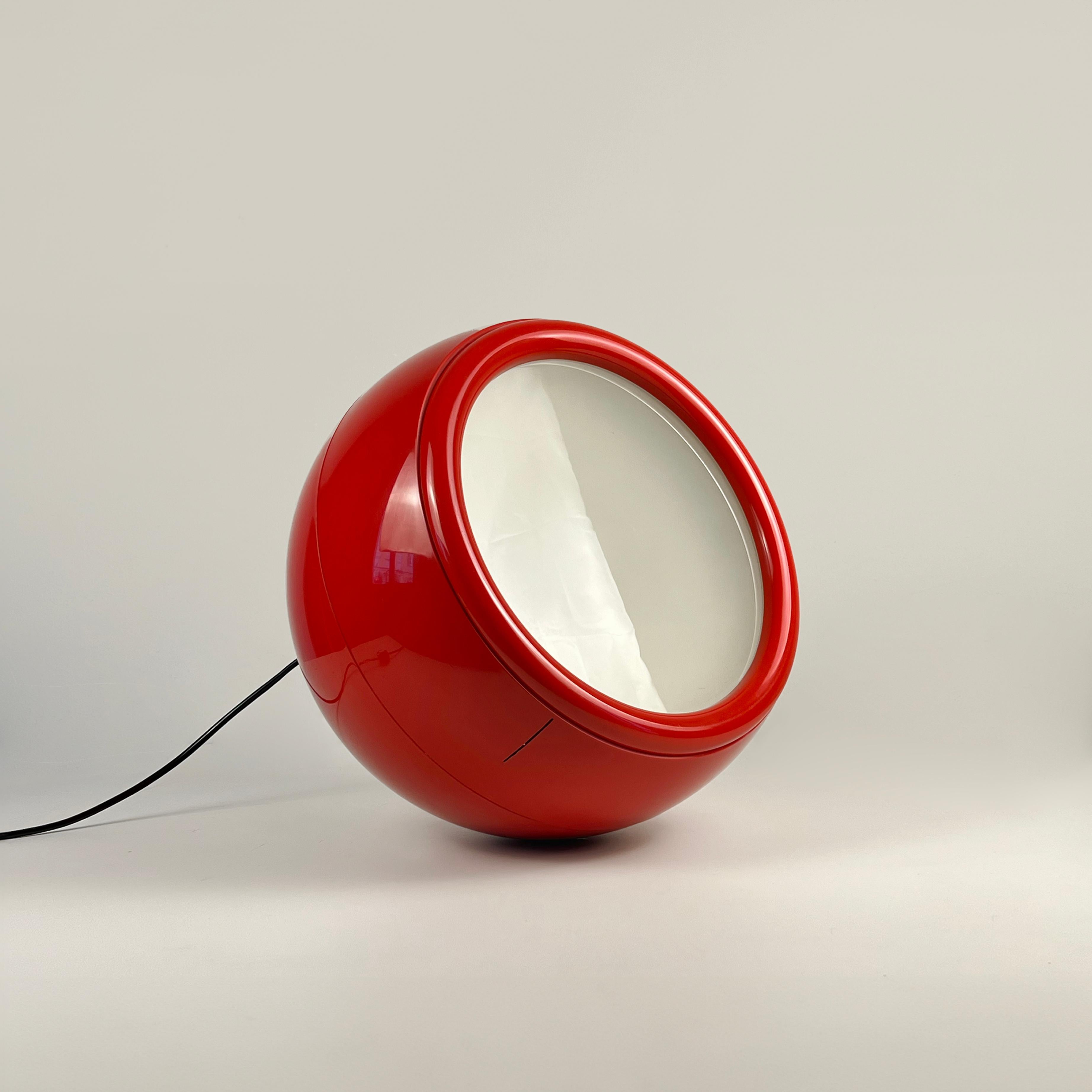This Pallade floor lamp, designed by Studio Tetrarch in the 1970s, is a rare first edition, coming in a beautiful red color and featuring its original switch marked by Artemide

Diameter: 40 cm (15in)
E27 bulb socket
