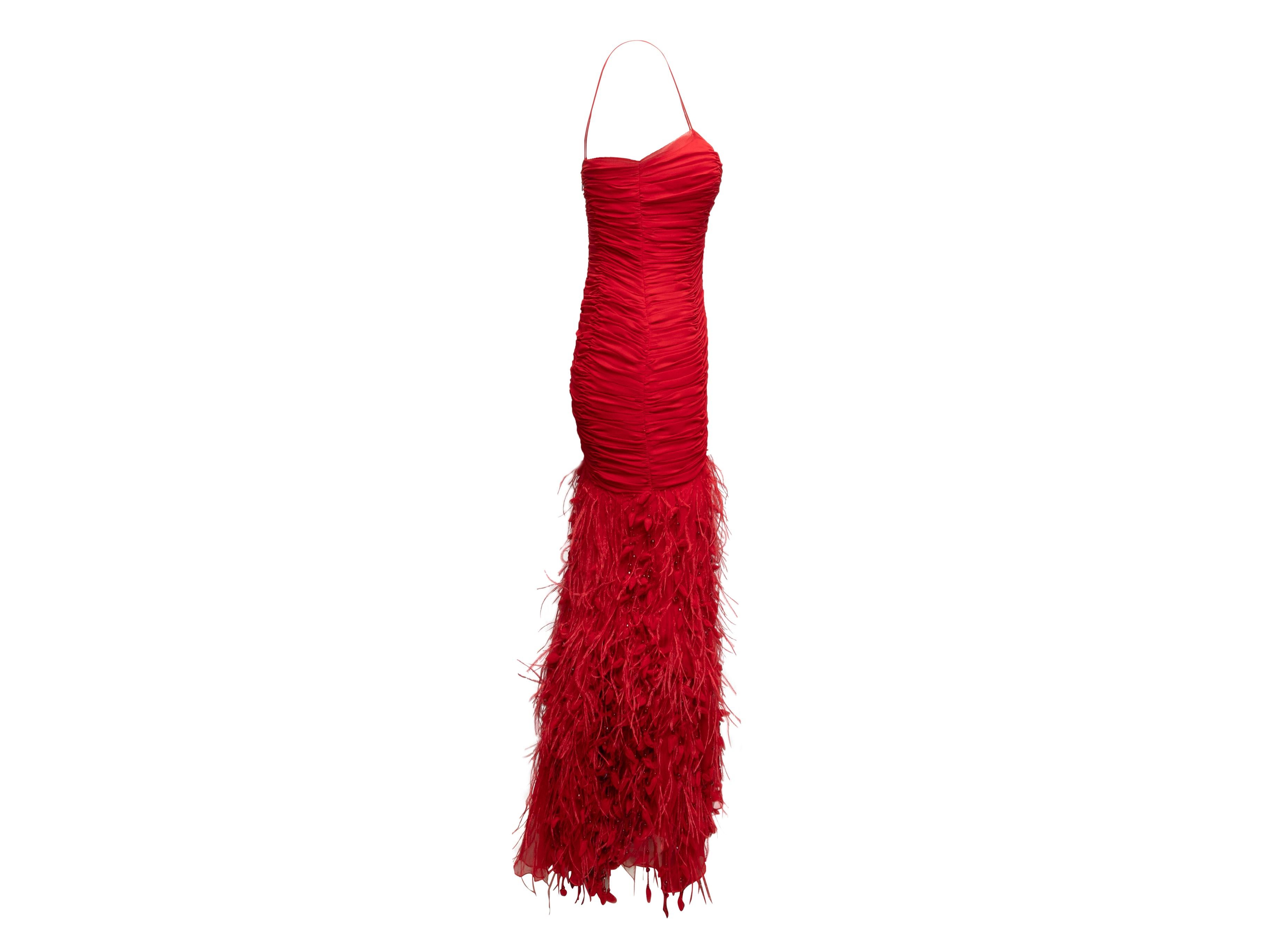 Vestido de noche rojo sin mangas de seda con adornos de plumas de Pamela Roland. Escote corazón. Rizo en todo el corpiño. Correas estrechas. Cierre con cremallera en el centro de la espalda. 30