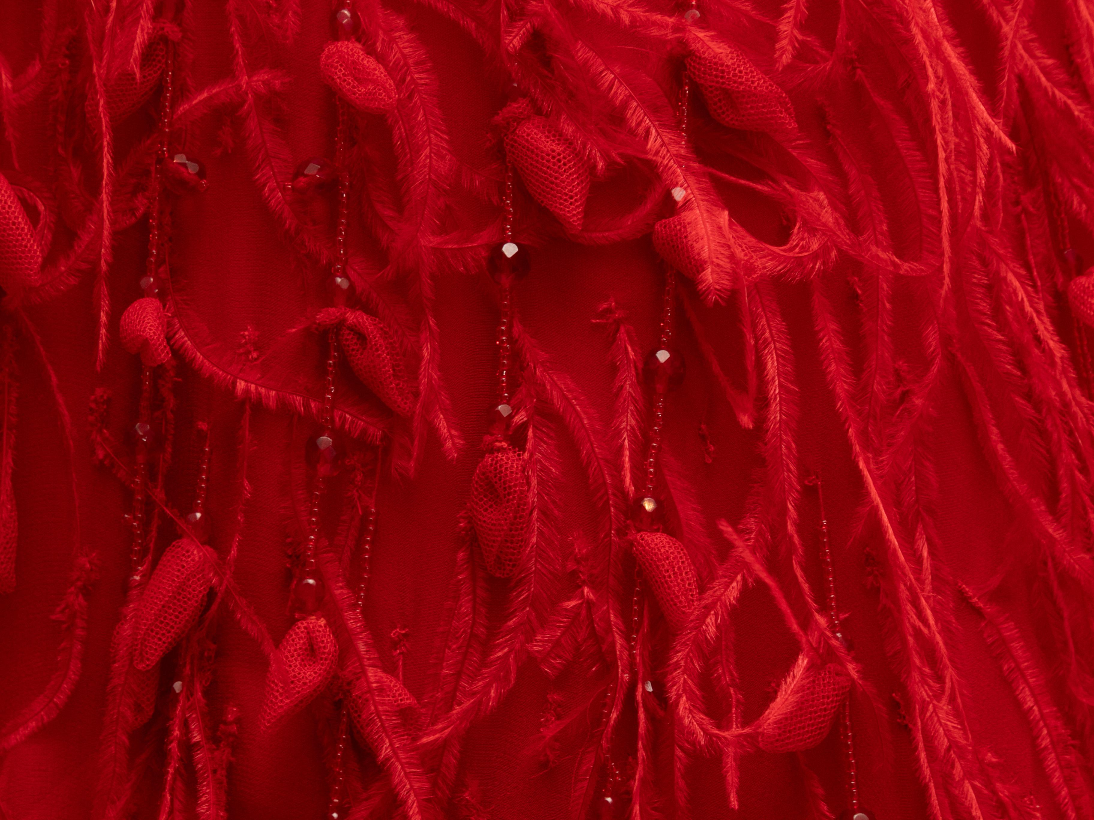 Vestido de noche rojo de seda con adornos de plumas Pamela Roland Talla US 6 en Bueno estado para la venta en New York, NY