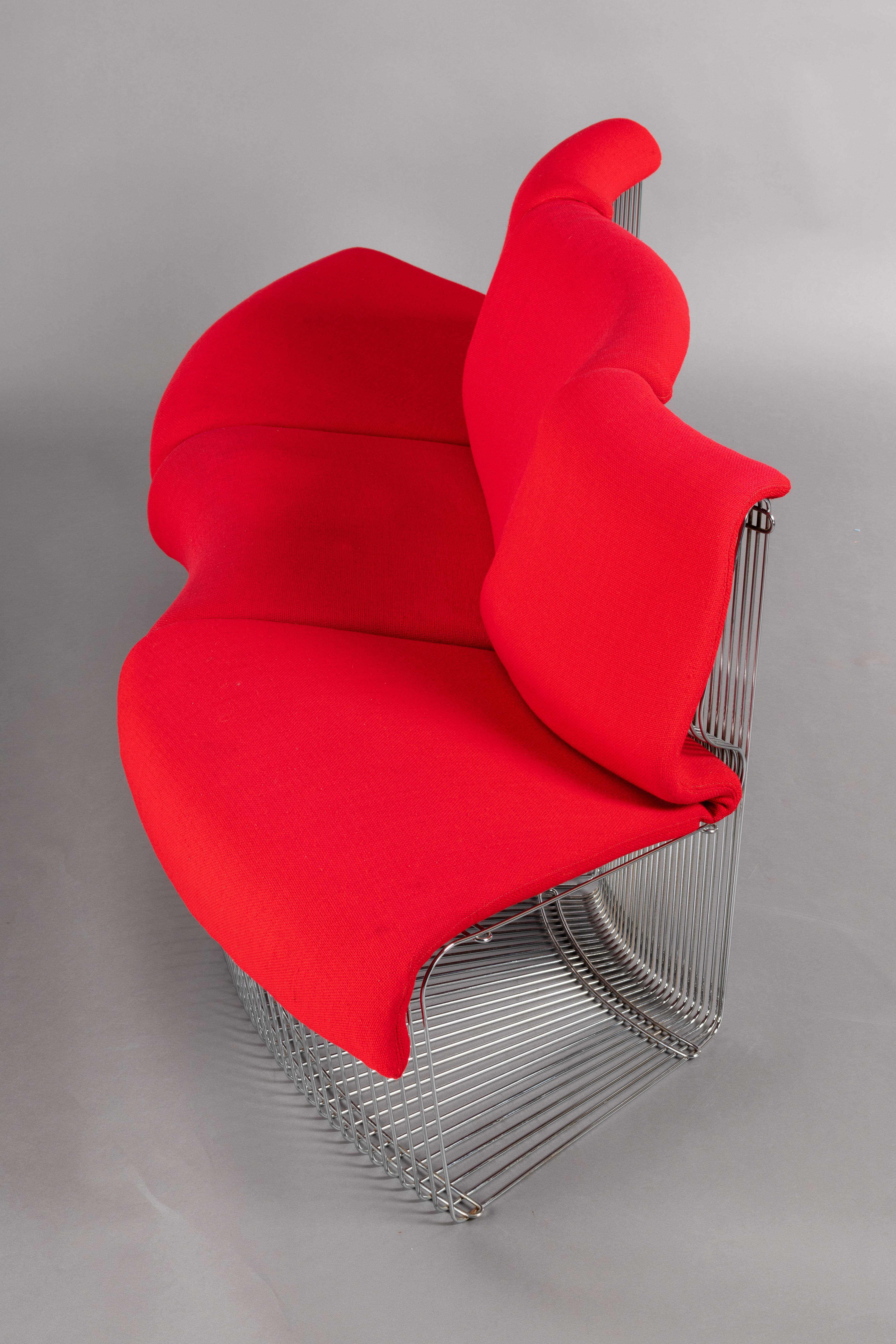 This early production Pantonova three-seat sofa was designed by Verner Panton for Fritz Hansen in 1971. It has the Danish export label with the date of May 1973. It is made from steel and upholstered in the original red woollen fabric. Minor wear