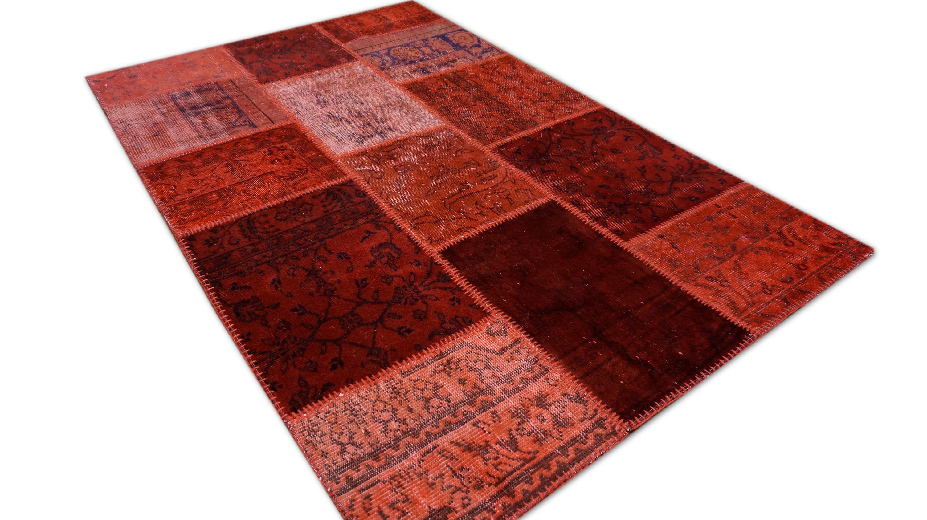 Roter Patchwork-Wollteppich 4'7''x6'8'' um 1960 (Türkisch) im Angebot