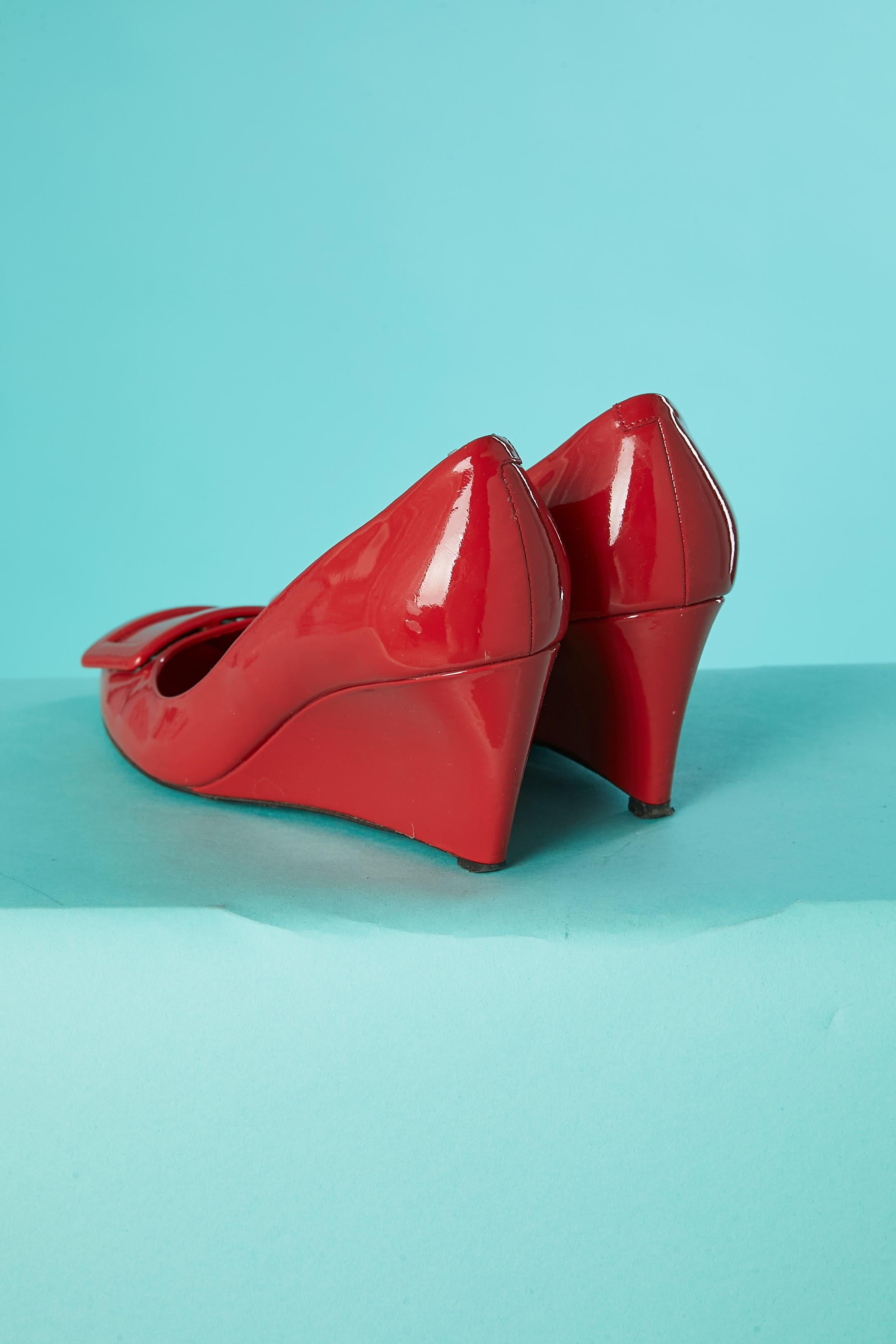 Red patent leather wedge pump with red buckle Roger Vivier  In Excellent Condition For Sale In Saint-Ouen-Sur-Seine, FR