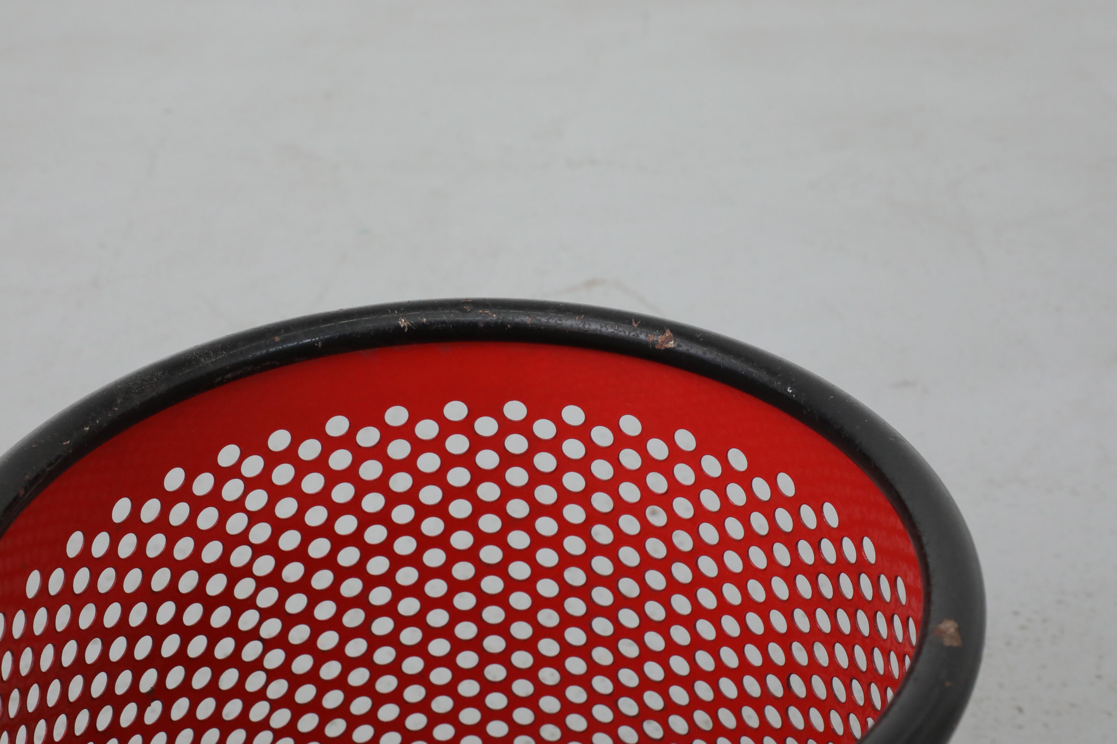 Papelera perforada roja de Pan Barbieri + Giorgio Marianelli para Rexite, Italia en venta 2