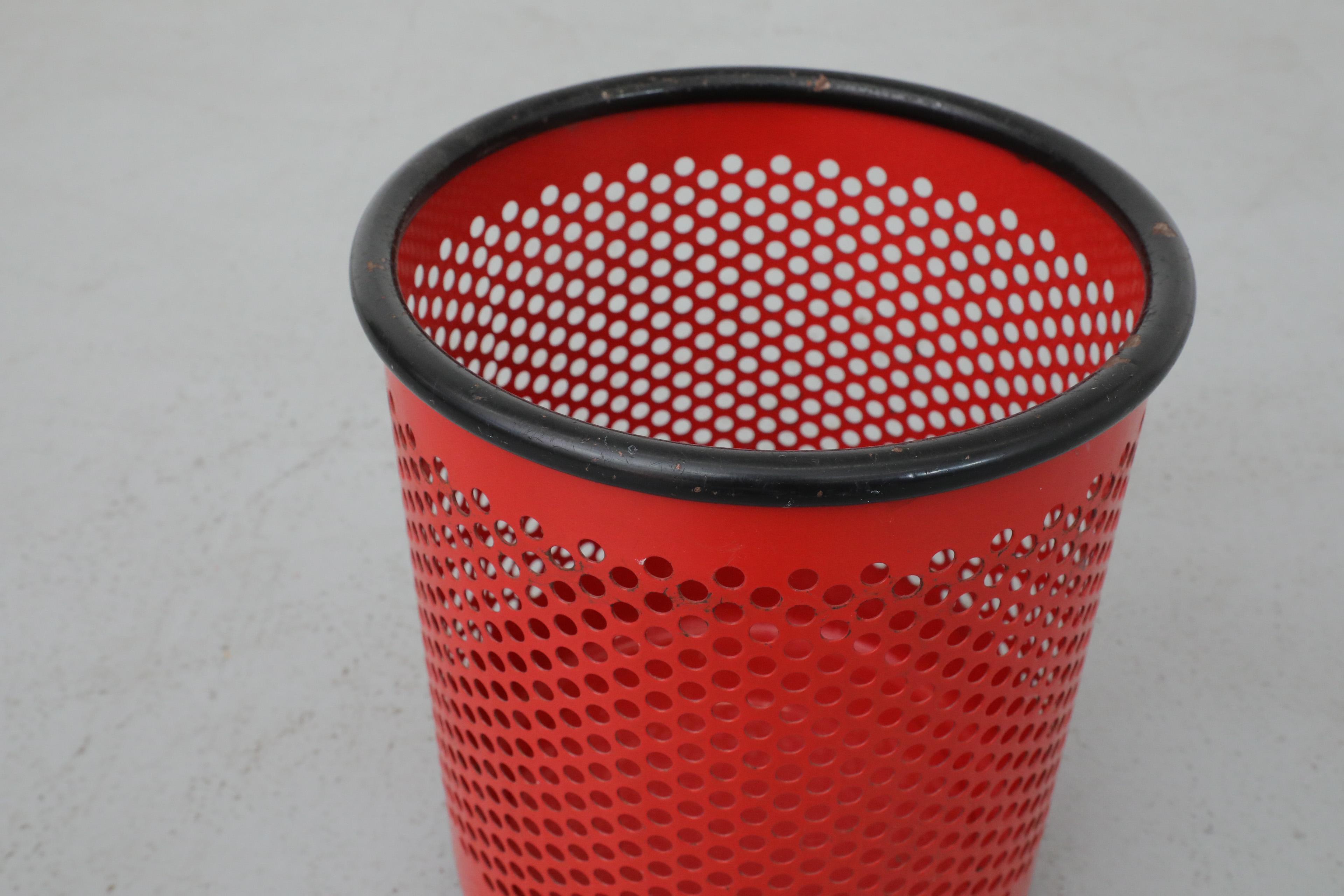 Papelera perforada roja de Pan Barbieri + Giorgio Marianelli para Rexite, Italia en venta 3