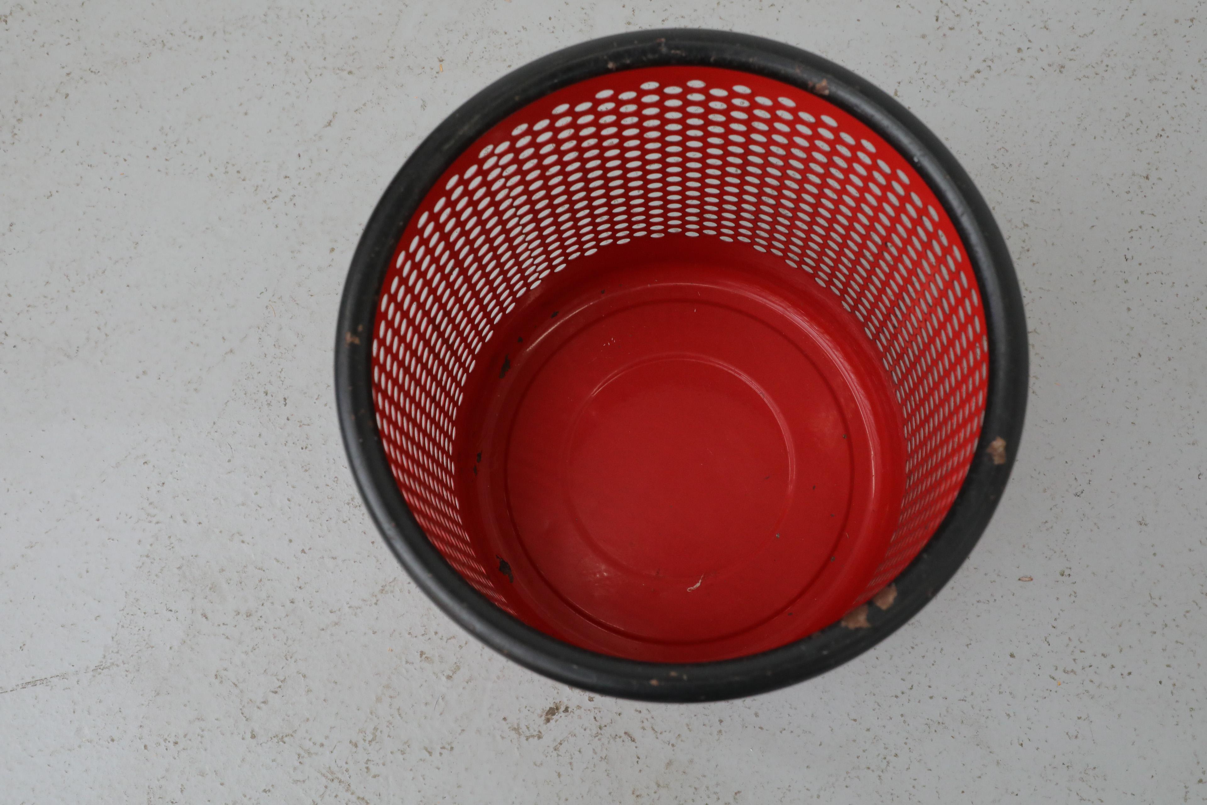 Papelera perforada roja de Pan Barbieri + Giorgio Marianelli para Rexite, Italia en venta 4