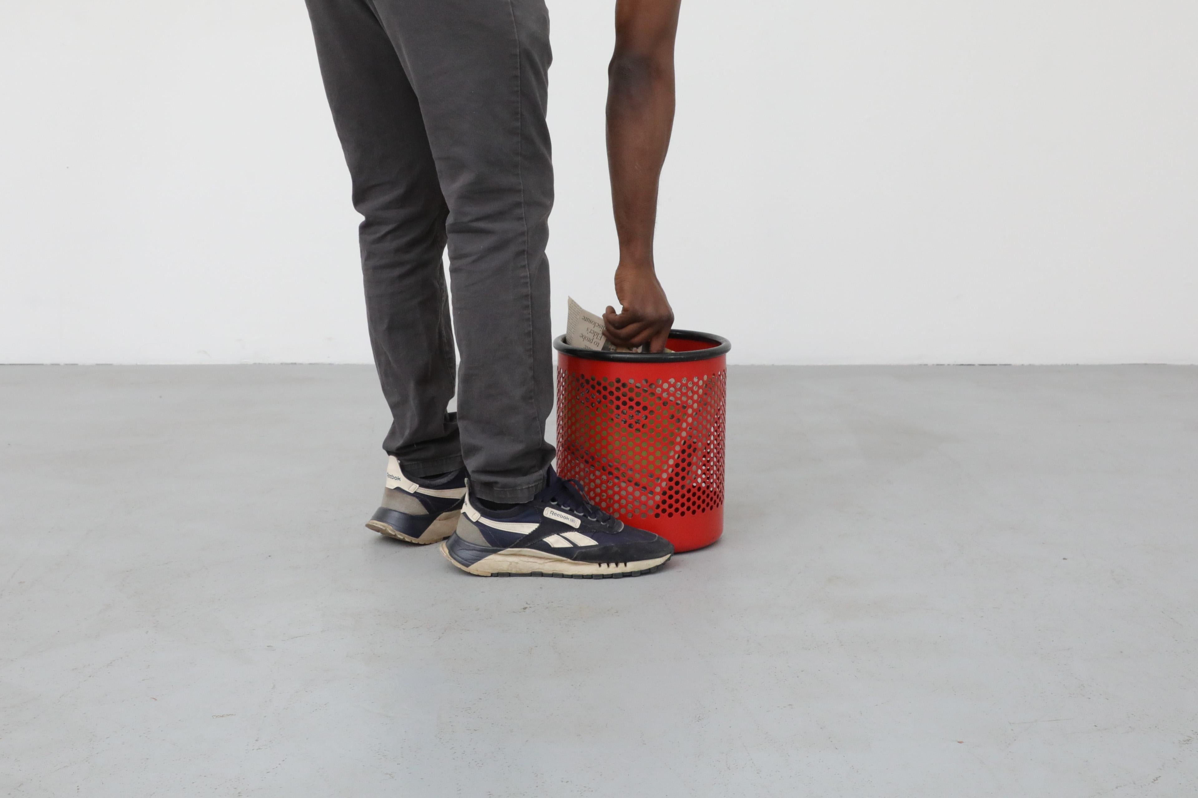 Papelera perforada roja de Raul Barbieri + Giorgio Marianelli para Rexite. En buen estado original, con algunos desgastes visibles acordes con su edad y uso.