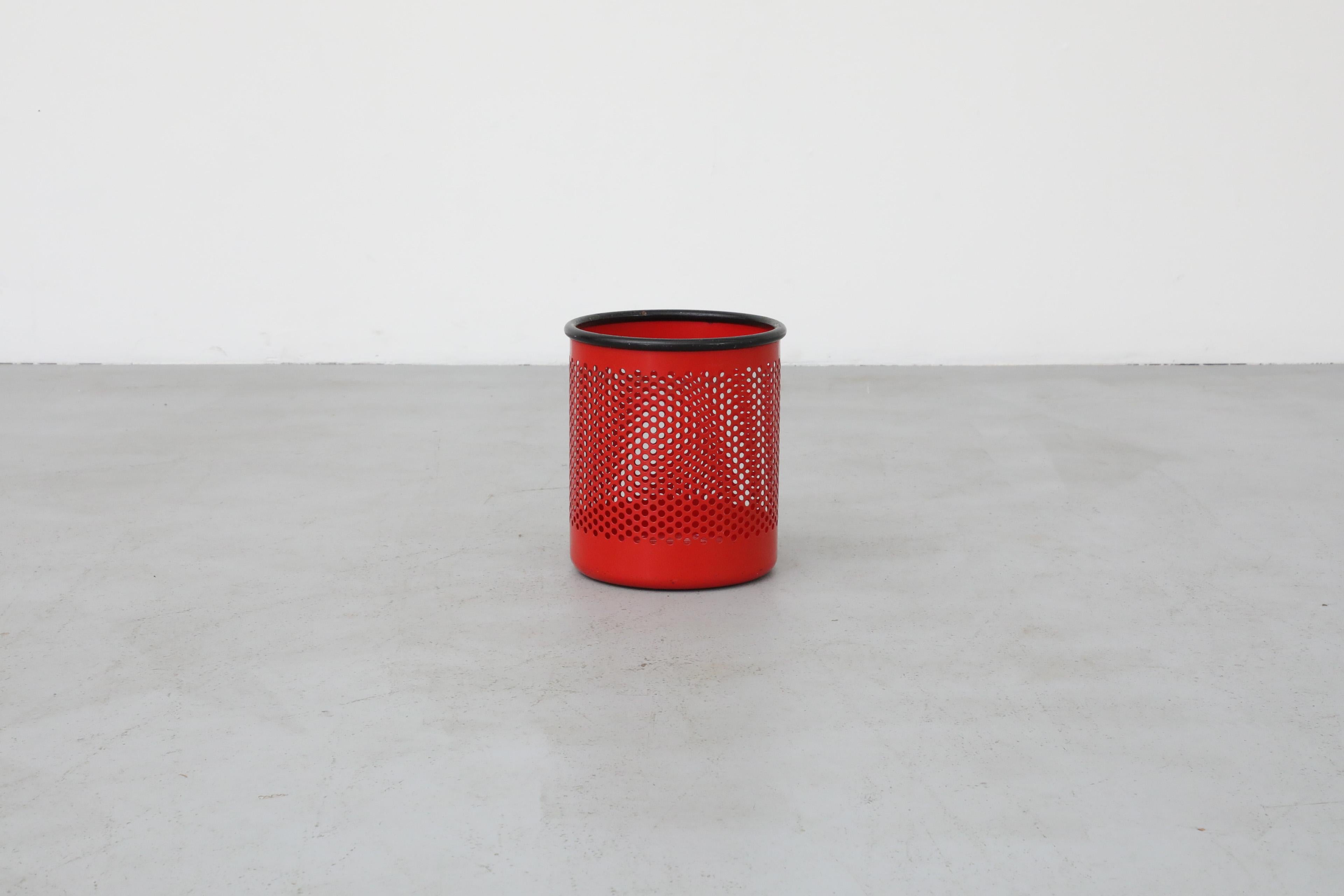 Papelera perforada roja de Pan Barbieri + Giorgio Marianelli para Rexite, Italia Moderno de mediados de siglo en venta