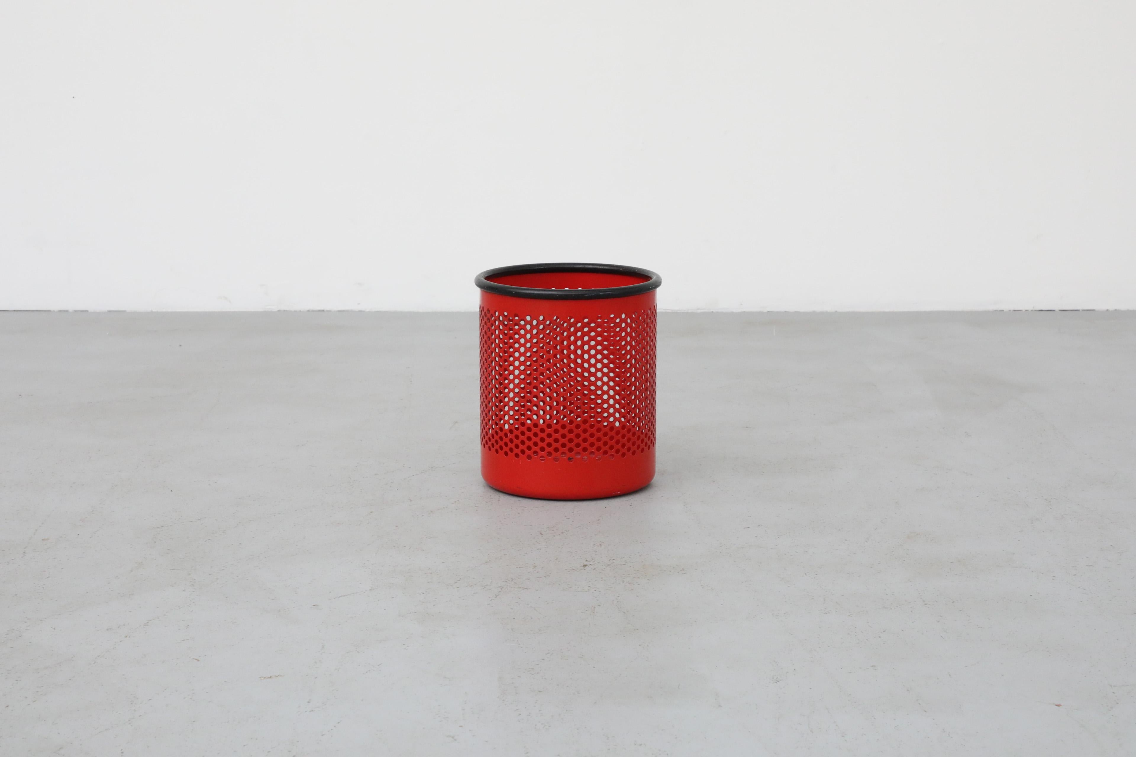 Papelera perforada roja de Pan Barbieri + Giorgio Marianelli para Rexite, Italia Holandés en venta