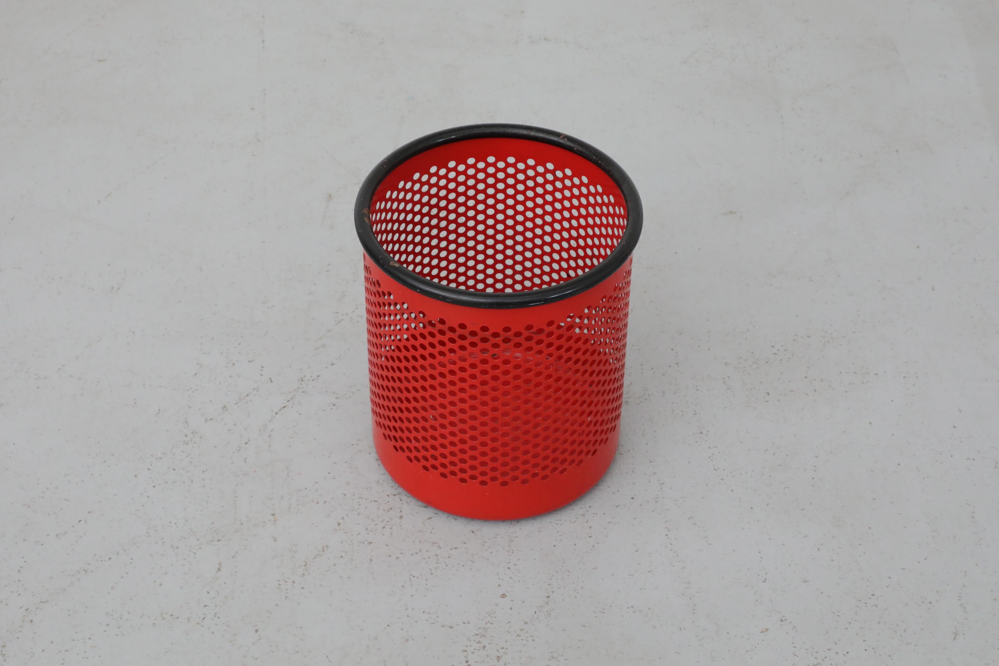 Papelera perforada roja de Pan Barbieri + Giorgio Marianelli para Rexite, Italia Esmaltado en venta