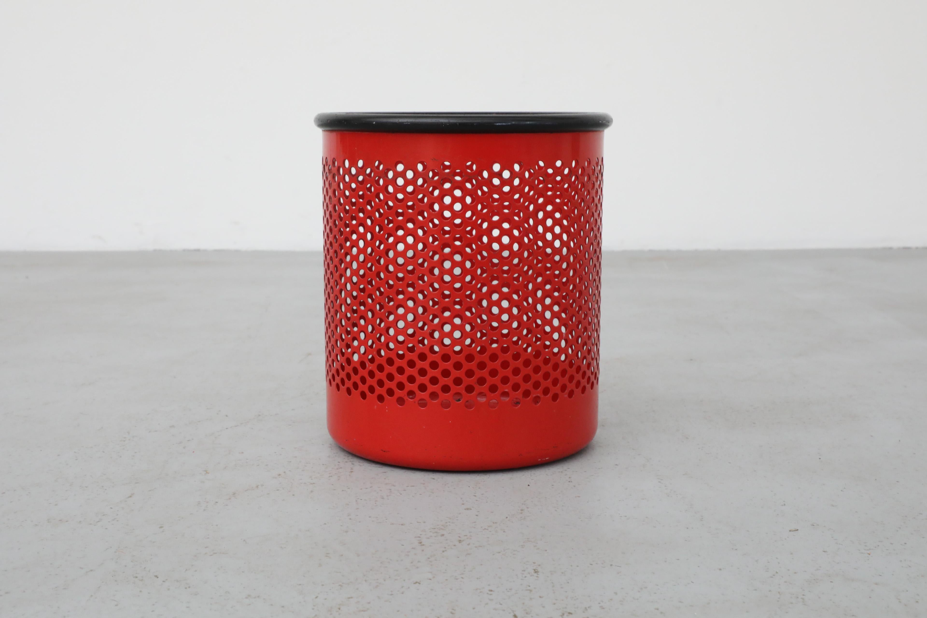 Papelera perforada roja de Pan Barbieri + Giorgio Marianelli para Rexite, Italia en Bueno estado para la venta en Los Angeles, CA