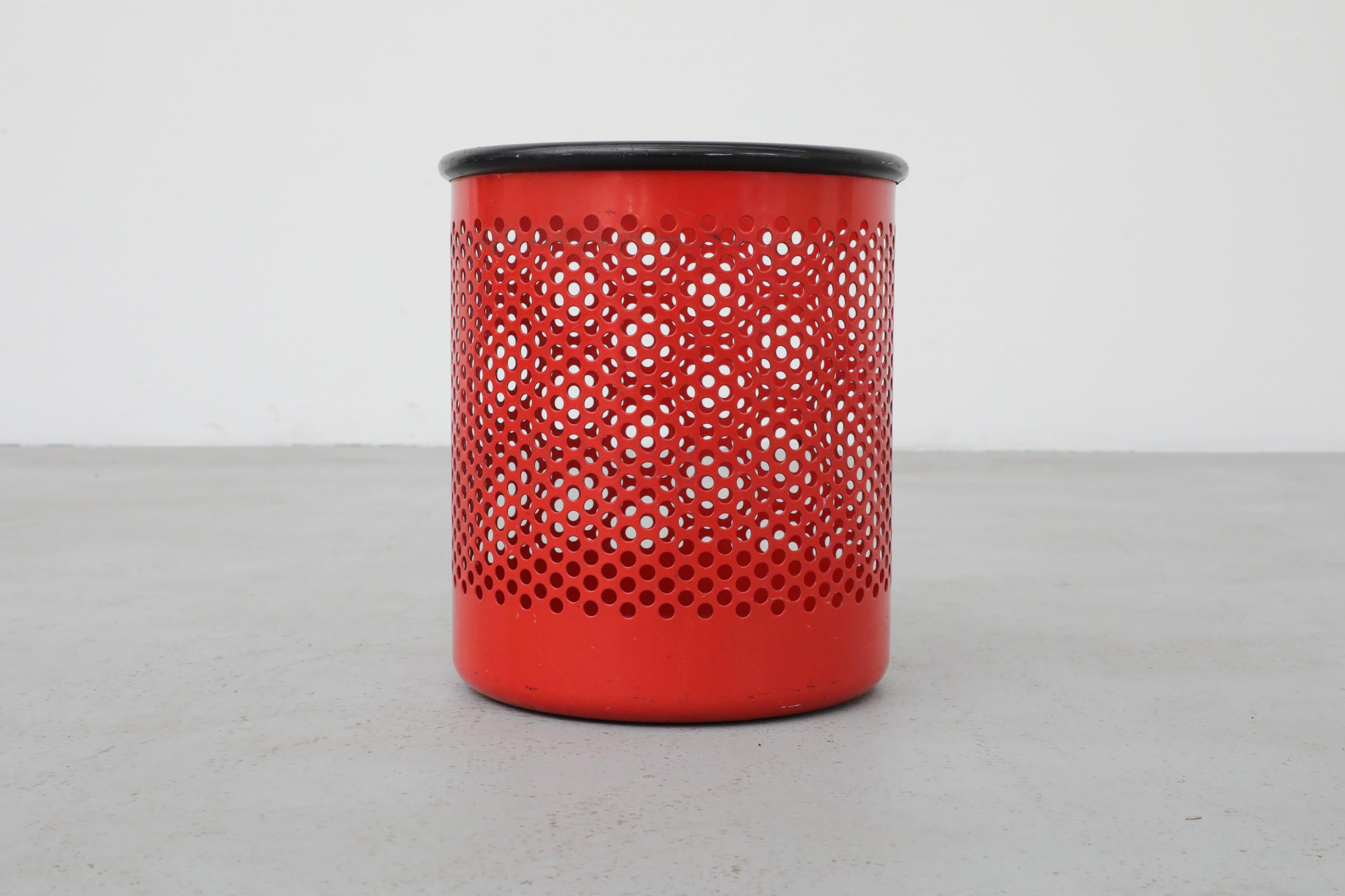 Papelera perforada roja de Pan Barbieri + Giorgio Marianelli para Rexite, Italia siglo XX en venta