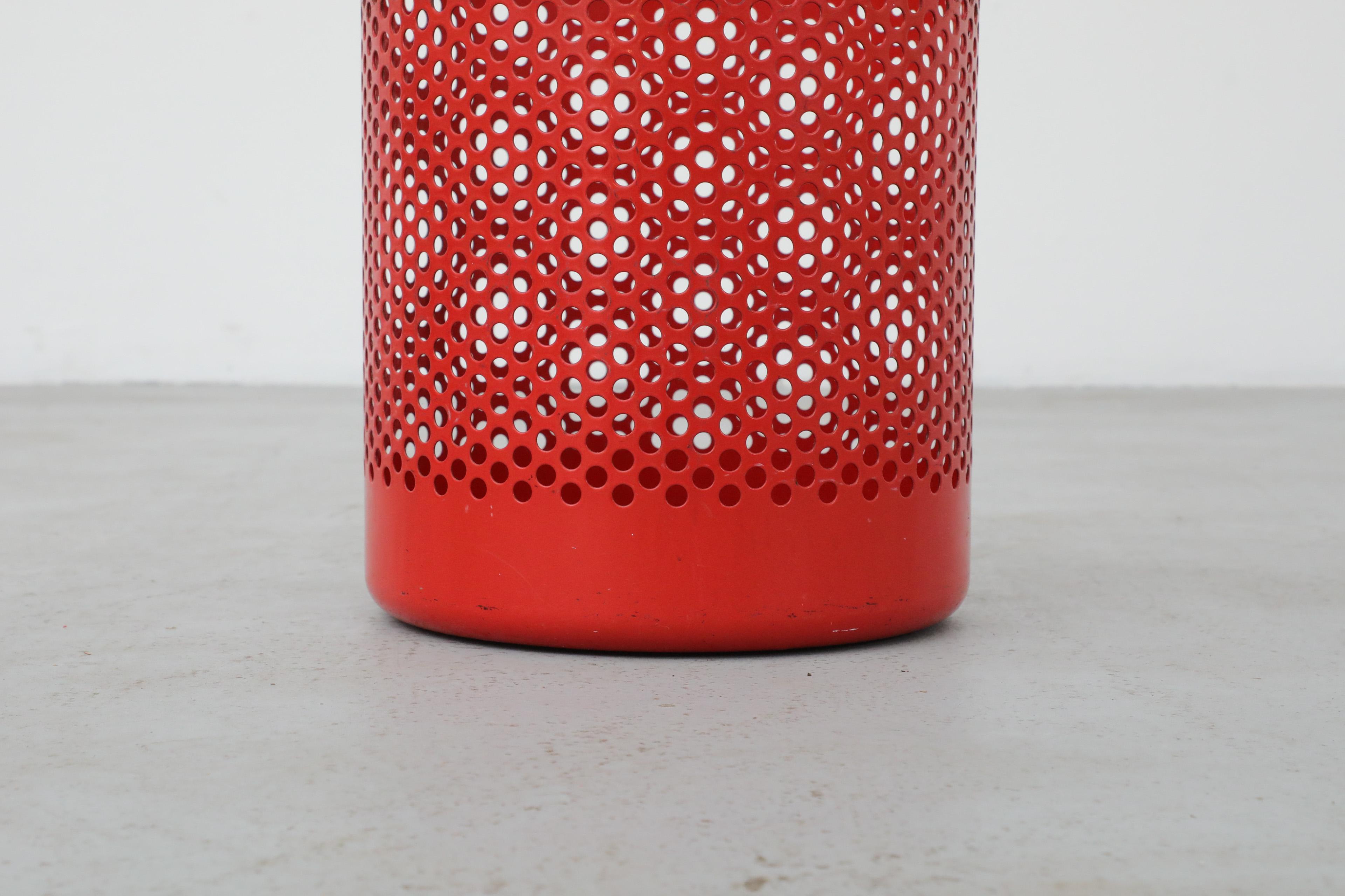 Papelera perforada roja de Pan Barbieri + Giorgio Marianelli para Rexite, Italia Metal en venta