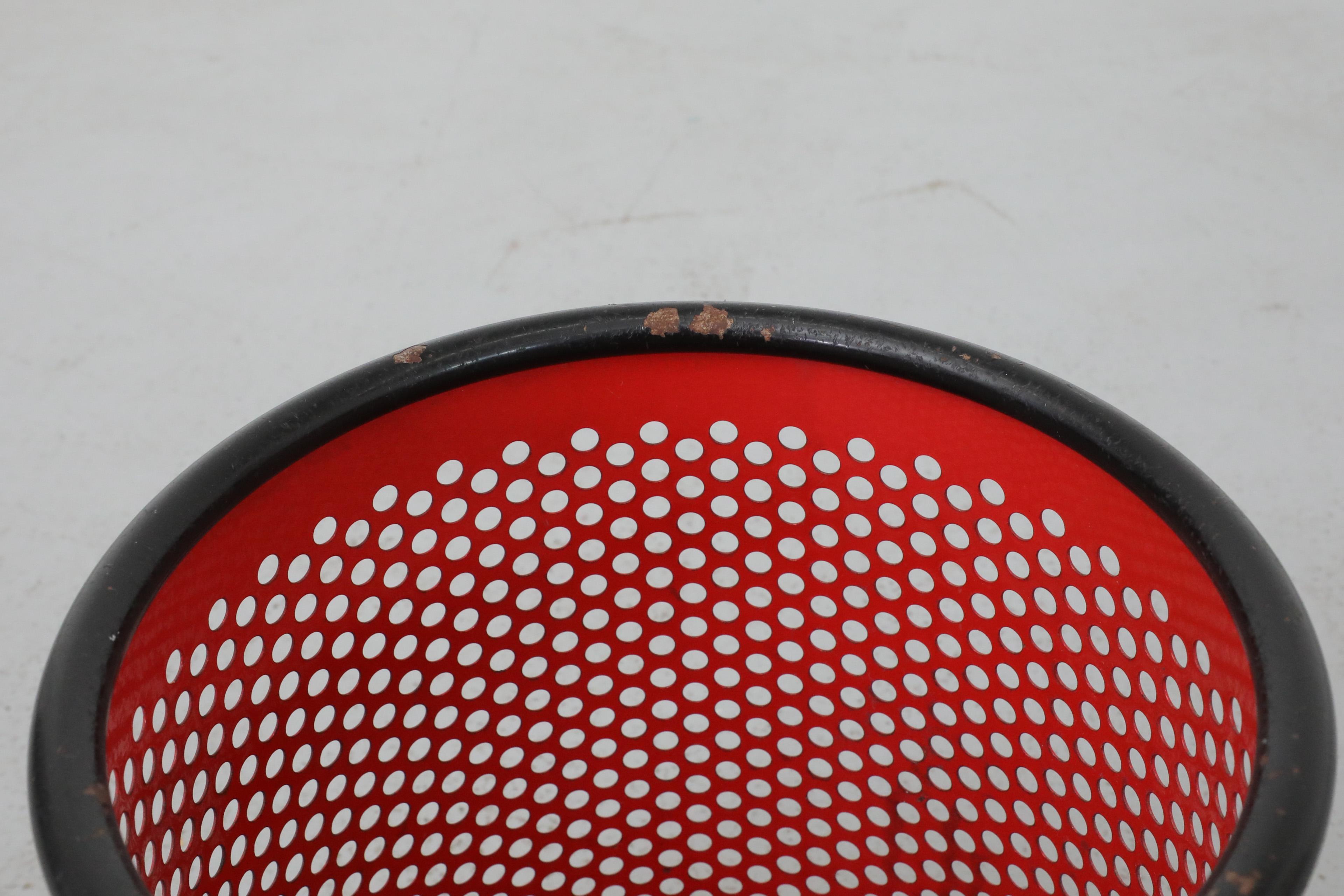 Papelera perforada roja de Pan Barbieri + Giorgio Marianelli para Rexite, Italia en venta 1