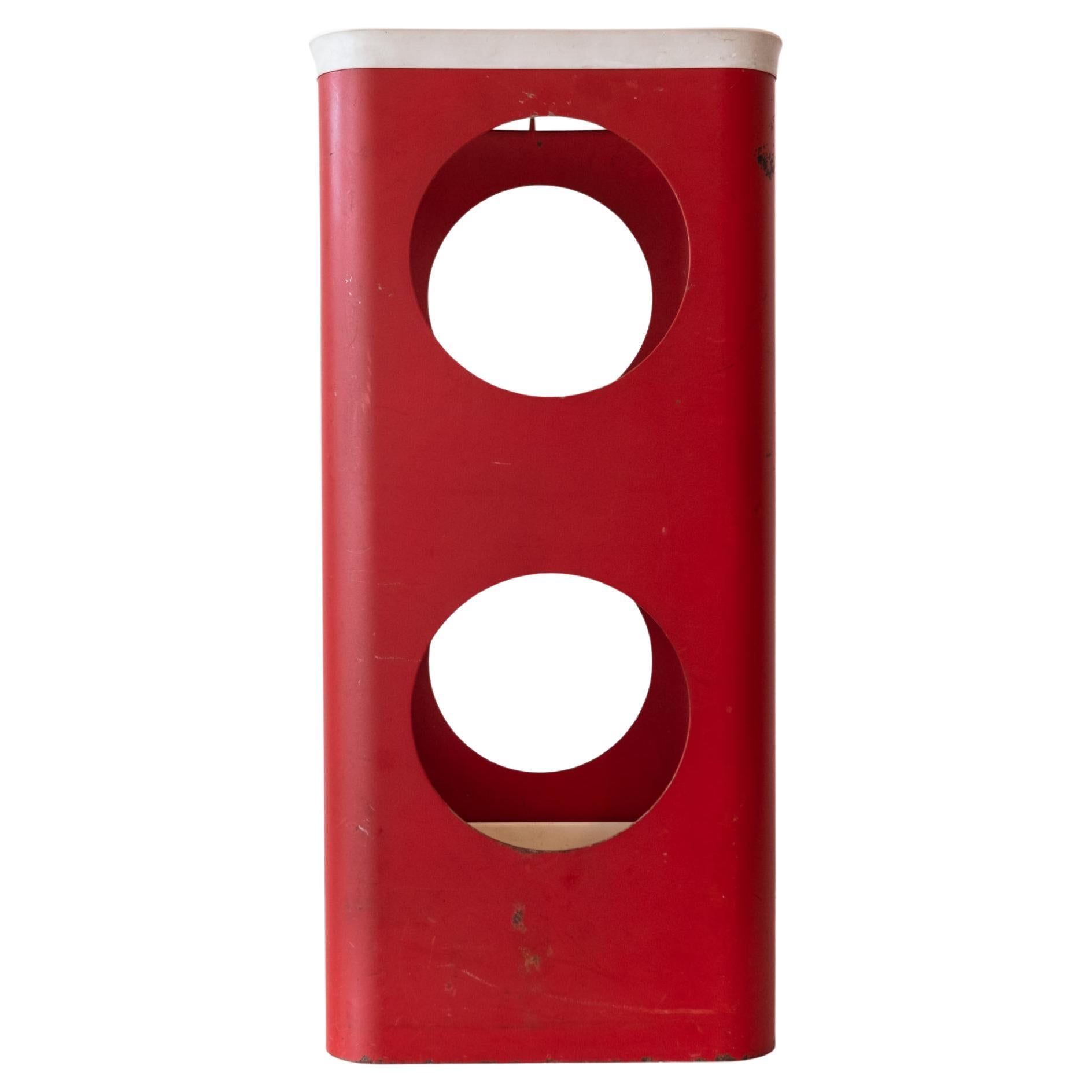 Porte-parapluies Bauhaus en métal perforé rouge