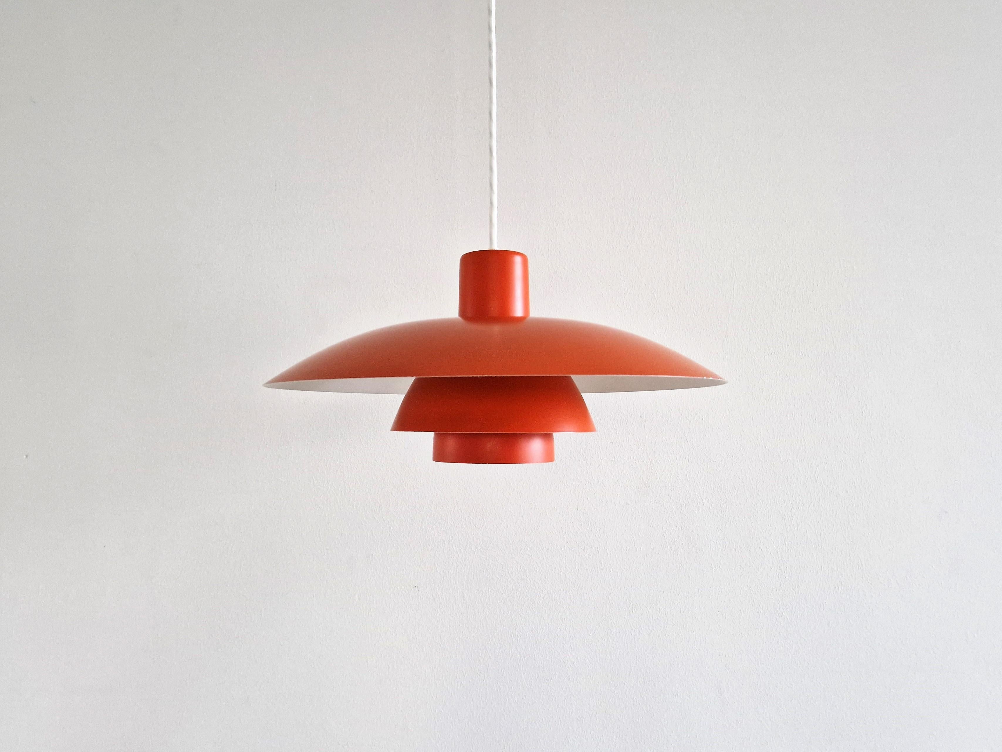 La lampe suspendue PH 4/3 est un design magnifique et classique de Poul Henningsen. La lampe est produite par Louis Poulsen depuis 1966 jusqu'à aujourd'hui. Il s'agit d'une version originale et ancienne qui a été fabriquée en rouge, blanc et bleu.