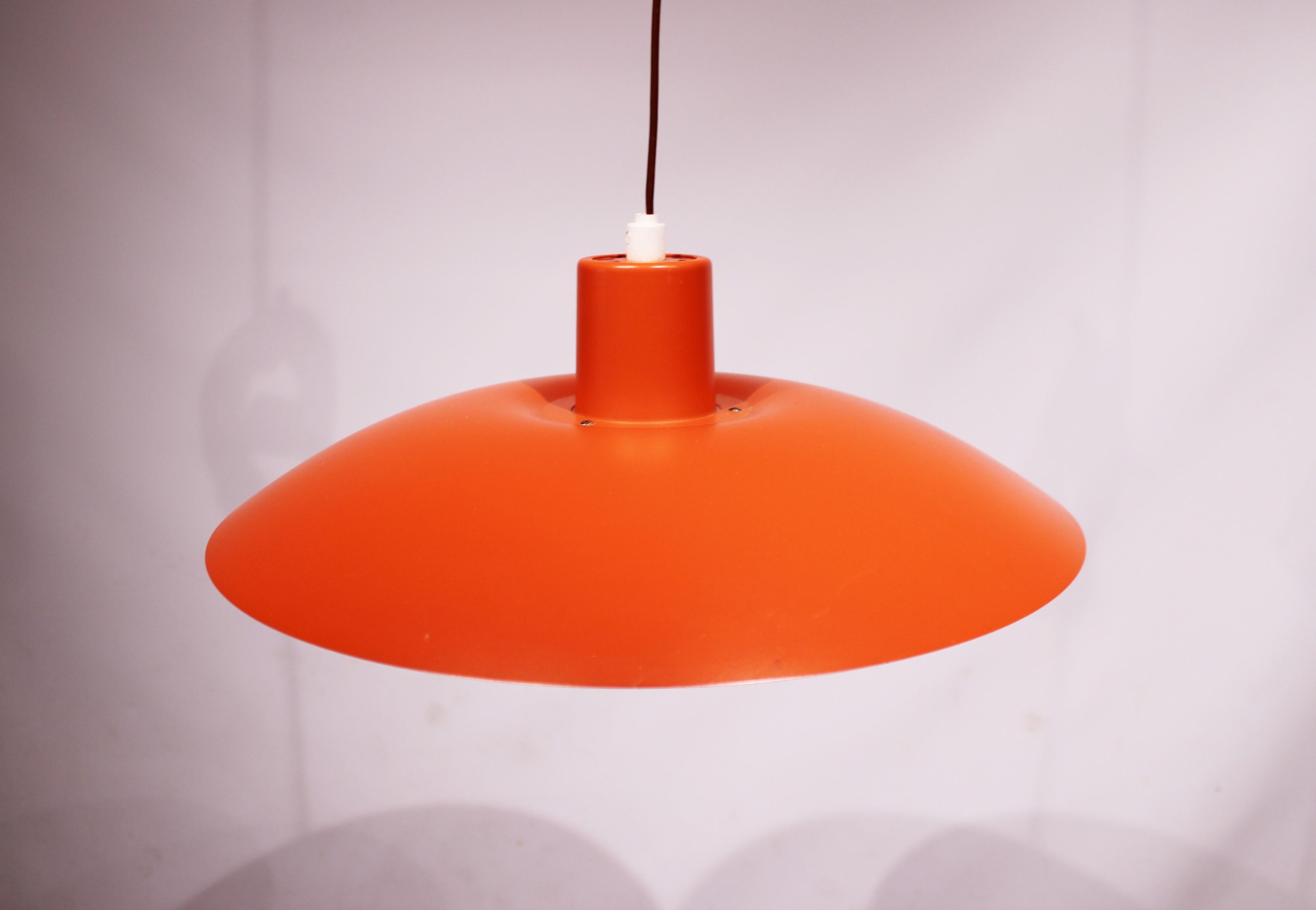 Red PH4 pendant designed by Poul Henningsen and manufactured by Louis Poulsen in the 1970s. The lamp is in great vintage condition.