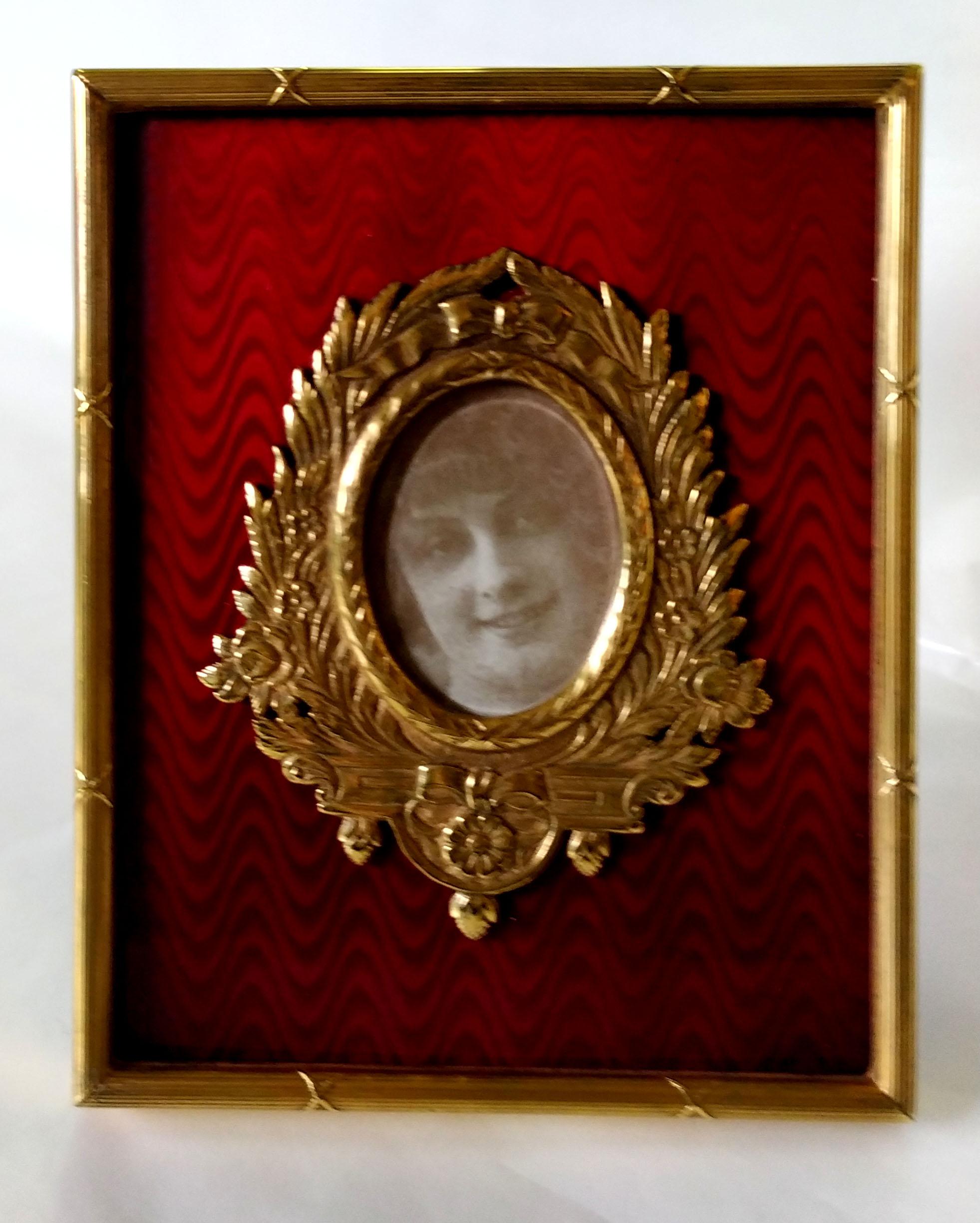 Rectangular photo frame in 925/1000 sterling silver gold plated with translucent fired enamel on guillochè, with French Empire Louis XVI style border and rich ornamentation around the oval of cm. 3 x 4. External measurement cm. 10.2 x 12.7. Weight