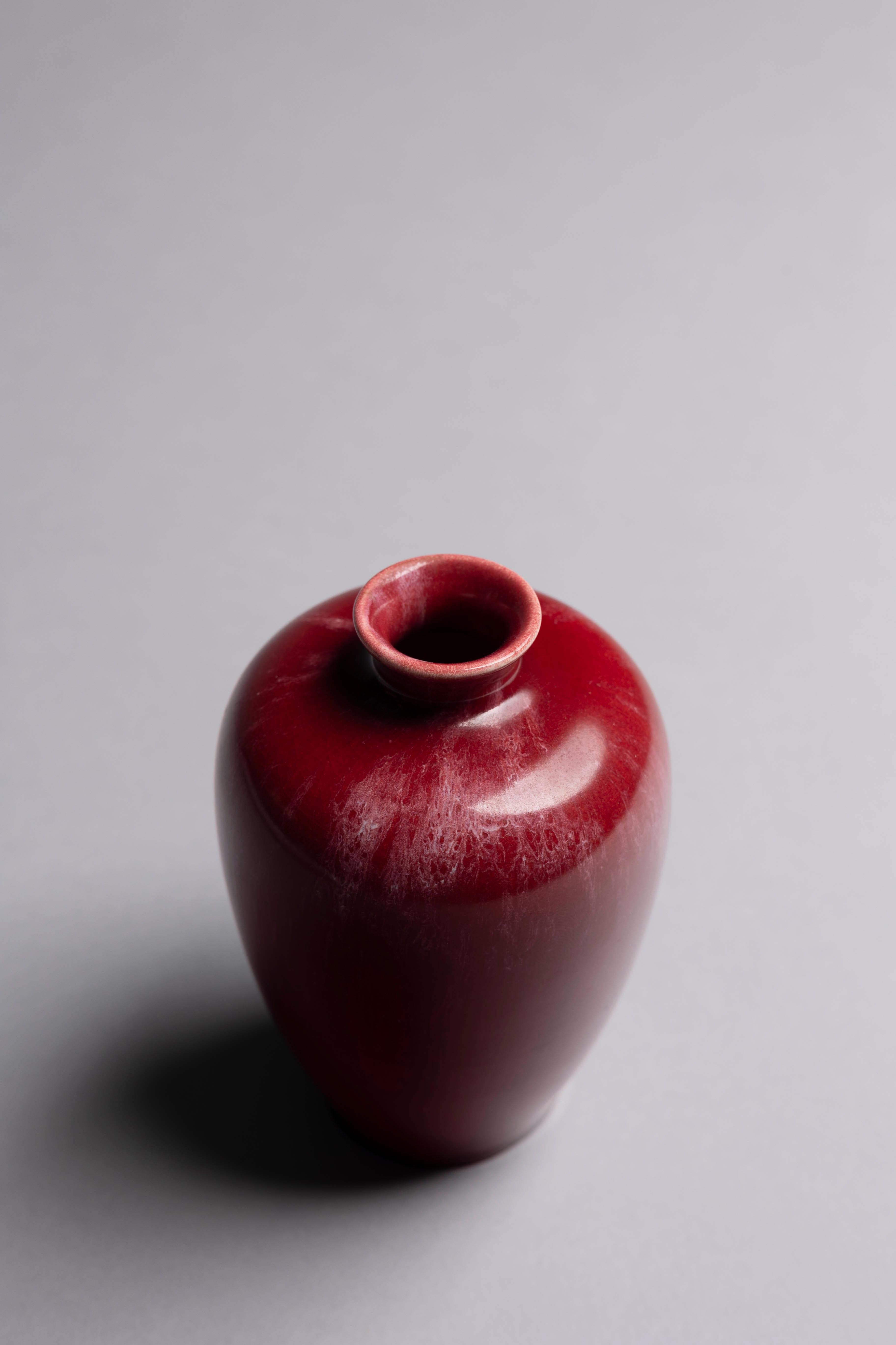 Vase miniature Red Pilkingtons Royal Lancastrian Excellent état - En vente à Fort Lauderdale, FL
