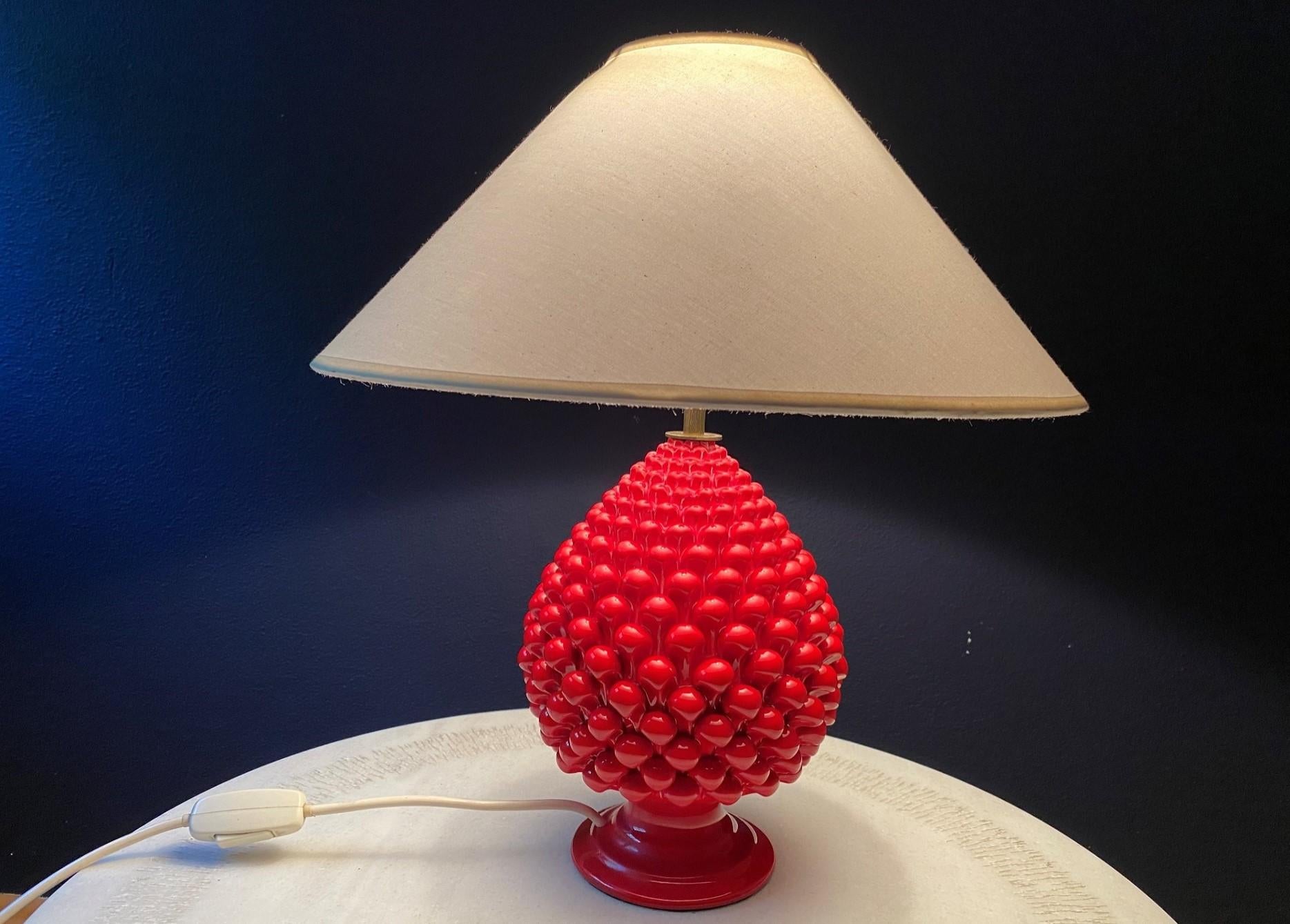 Rote Ananas-/Keramik-Tischlampe, Mid-Century Vintage Firenze Italien 70er Jahre (Moderne der Mitte des Jahrhunderts) im Angebot