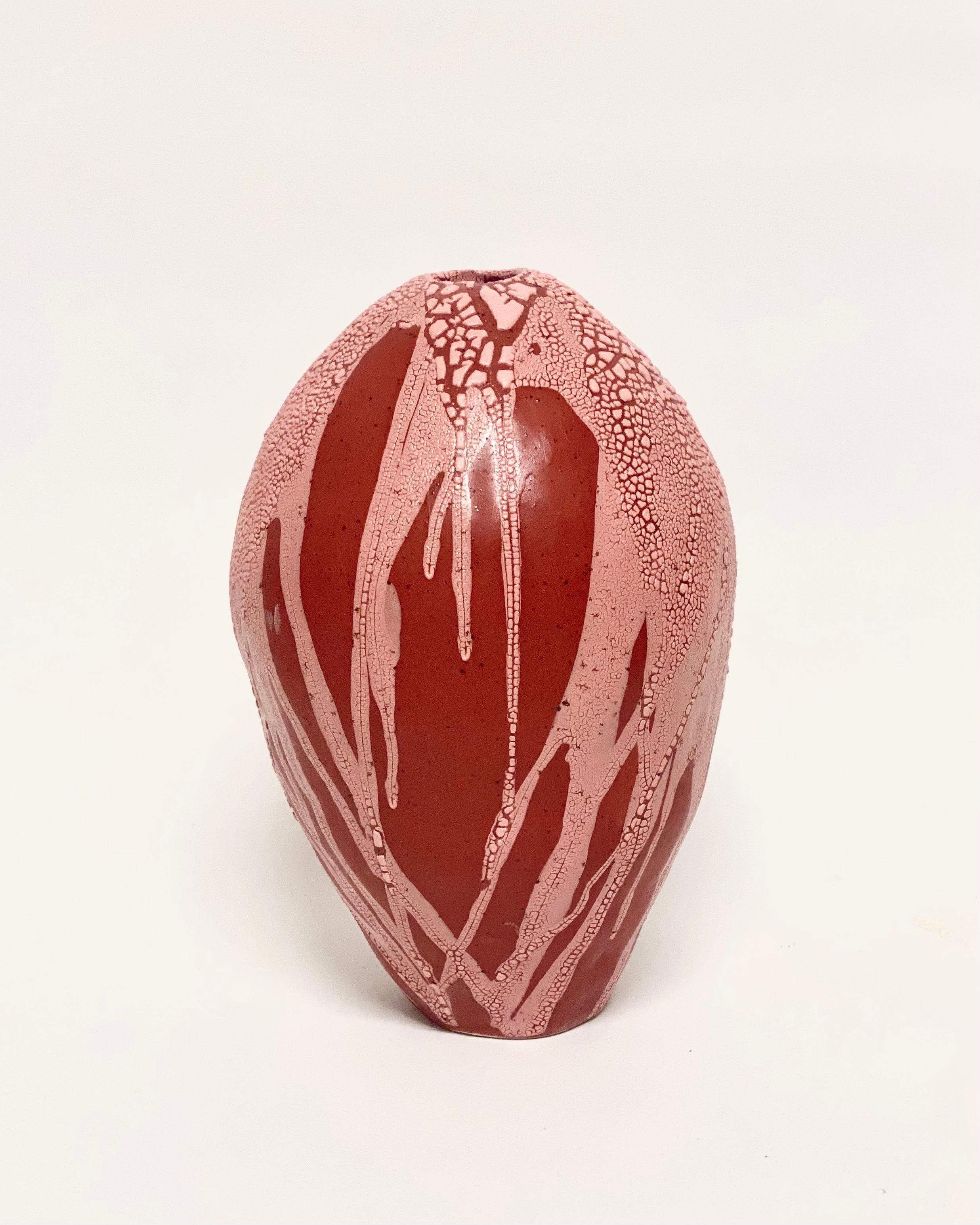 Rot-rosa Drachenei-Vase von Astrid Öhman
Handgefertigt
Abmessungen: D 19 x H 31 cm
MATERIALIEN: Keramik, Steingut, von Hand modelliert, glasiert und bei hoher Temperatur gebrannt.

Keramiken von Astrid Öhman. Jedes Stück ist handgefertigt und