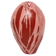 Vase en forme d'œuf de dragon rouge/rose par Astrid Öhman