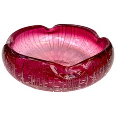 Rote, rosa Glasschale mit eingravierten Blumen