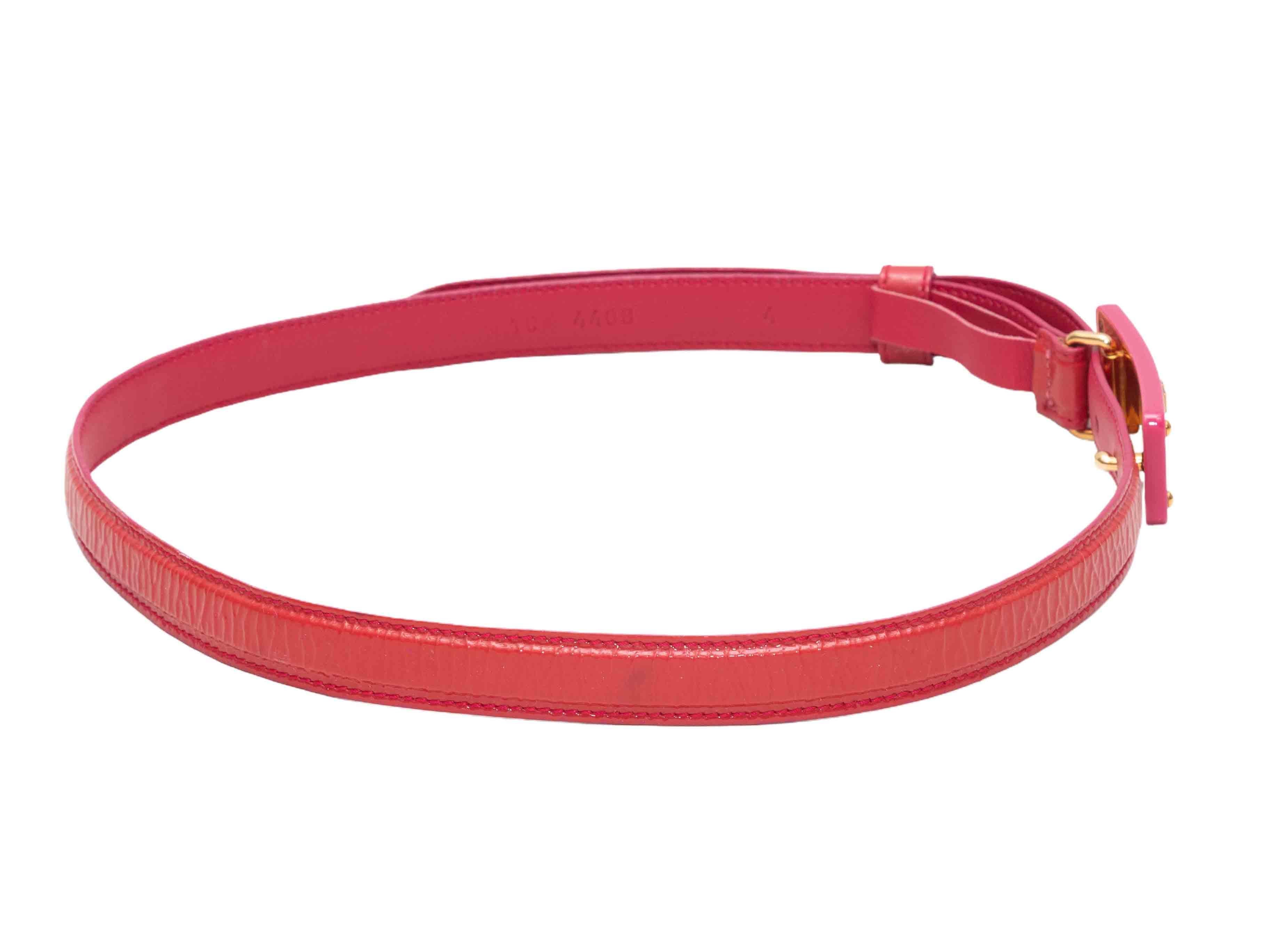 Cintura in vernice rossa e rosa di Prada. Chiusura con logo sul davanti. Larghezza 0,75