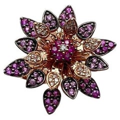 Bague cocktail fleur de lotus en or rose sertie de rubis rouges, roses et diamants pavés