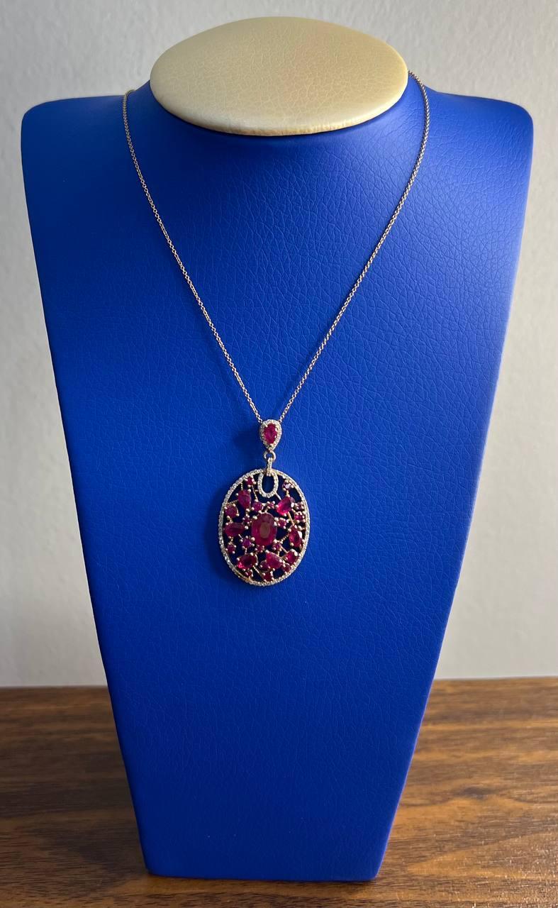 Collana con ciondolo a medaglione in oro rosa 14 carati con diamanti e rubini rossi in vendita 5