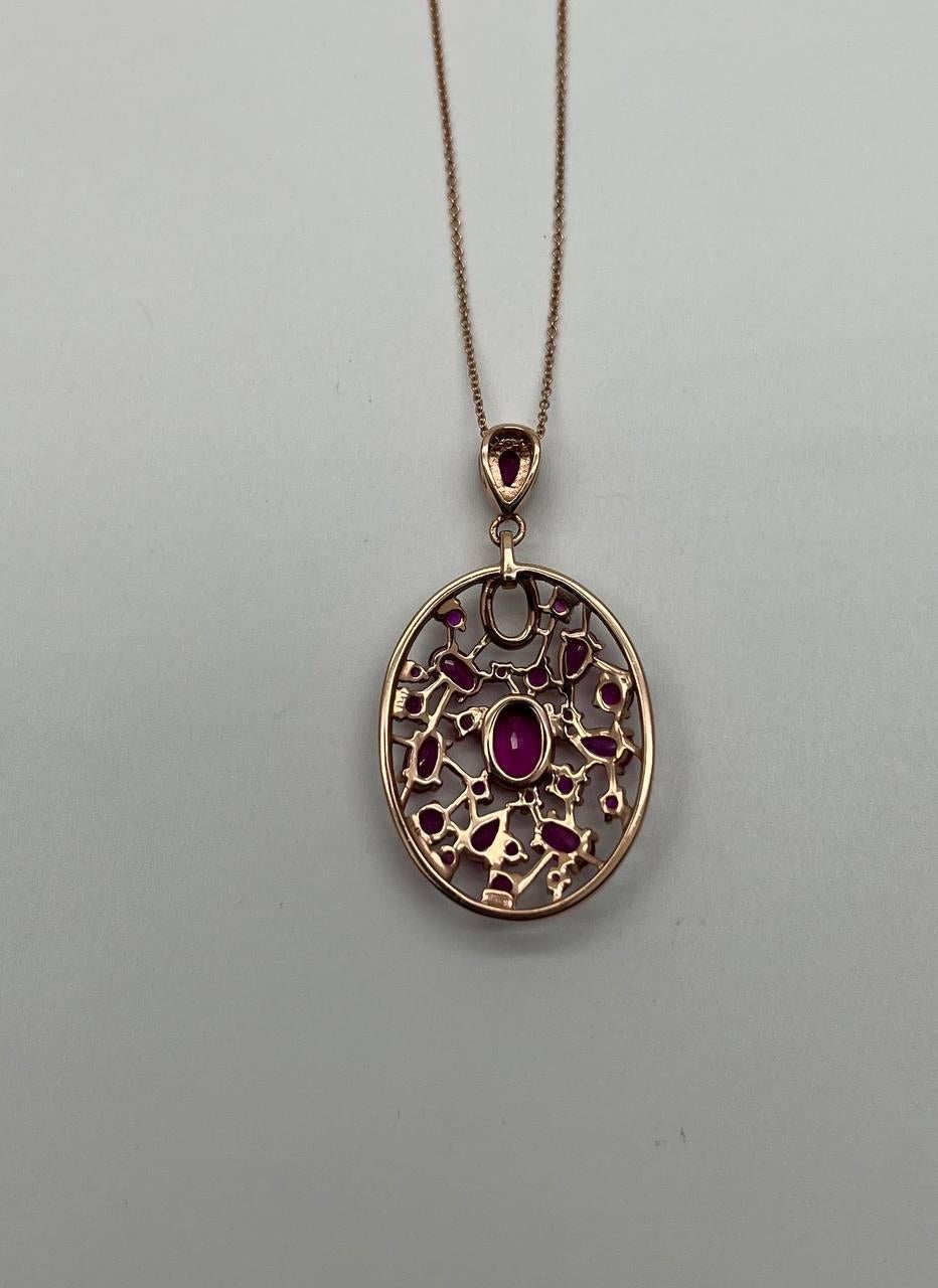 Taglio ovale Collana con ciondolo a medaglione in oro rosa 14 carati con diamanti e rubini rossi in vendita