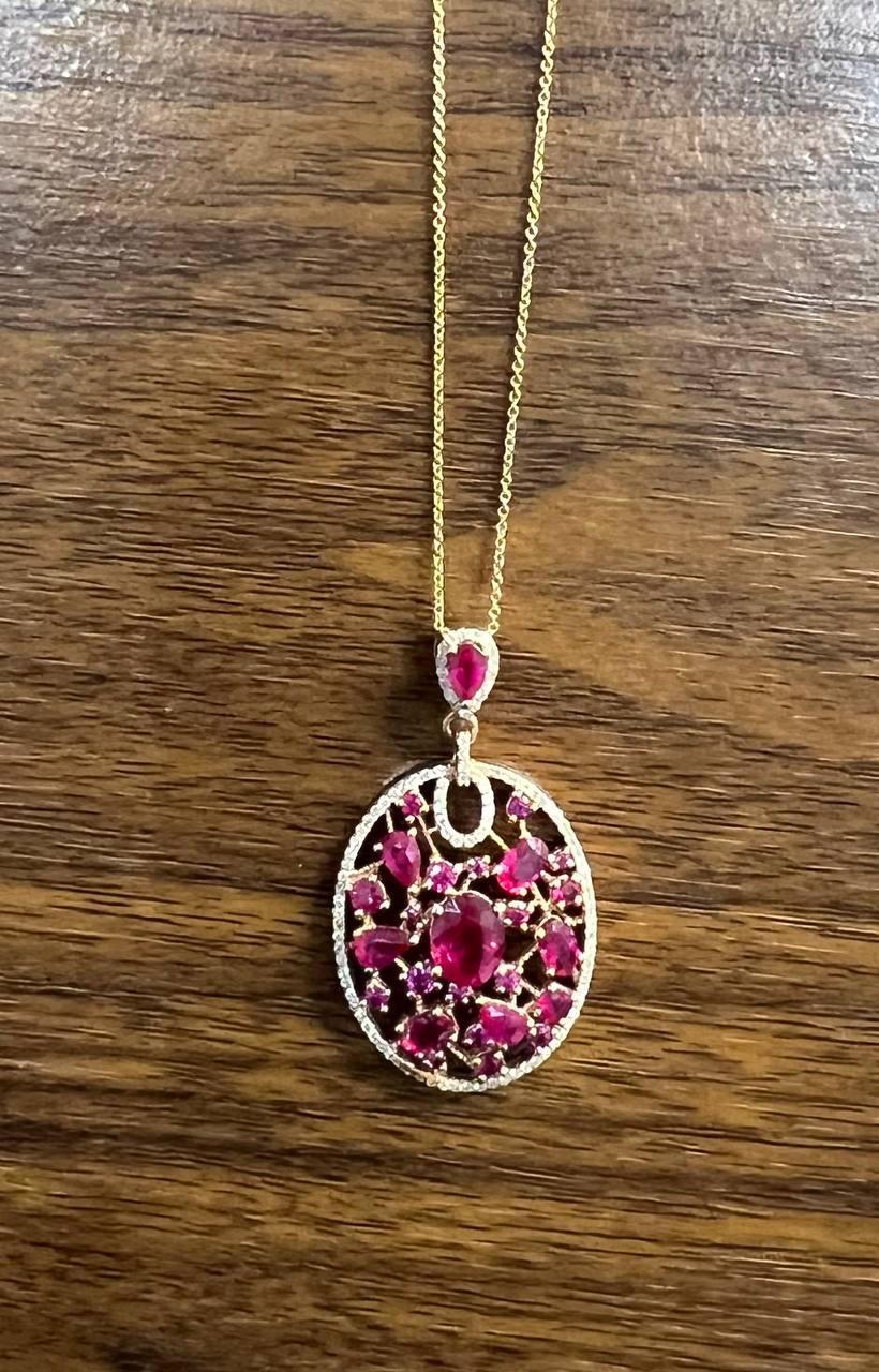 Collana con ciondolo a medaglione in oro rosa 14 carati con diamanti e rubini rossi In condizioni Nuovo in vendita a Oakton, VA