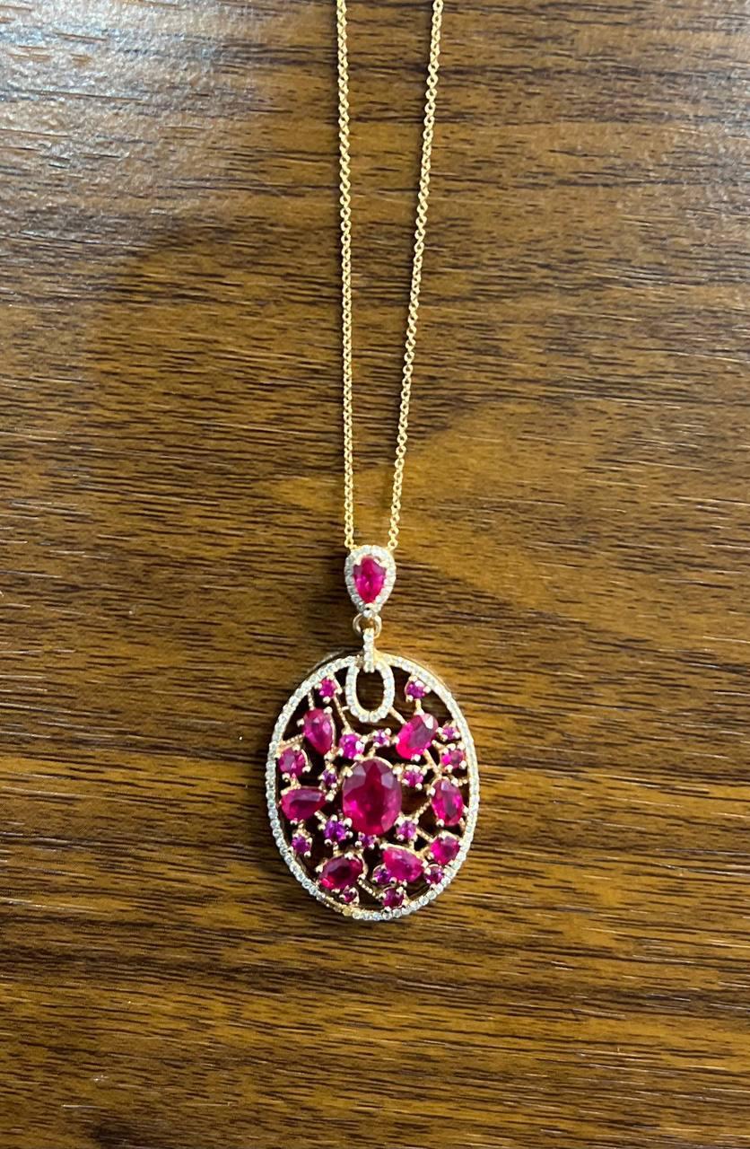 Donna Collana con ciondolo a medaglione in oro rosa 14 carati con diamanti e rubini rossi in vendita