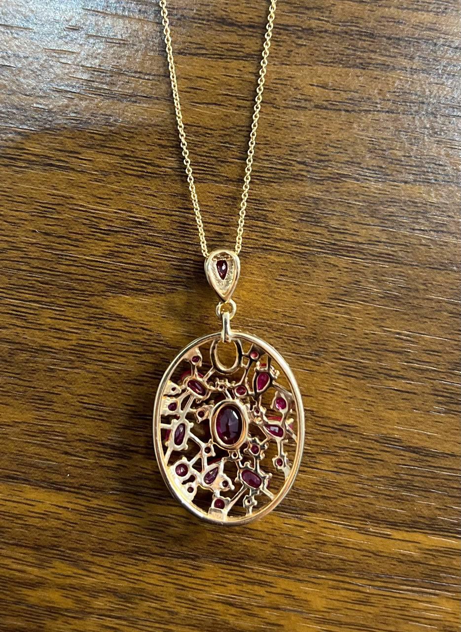 Collana con ciondolo a medaglione in oro rosa 14 carati con diamanti e rubini rossi in vendita 1