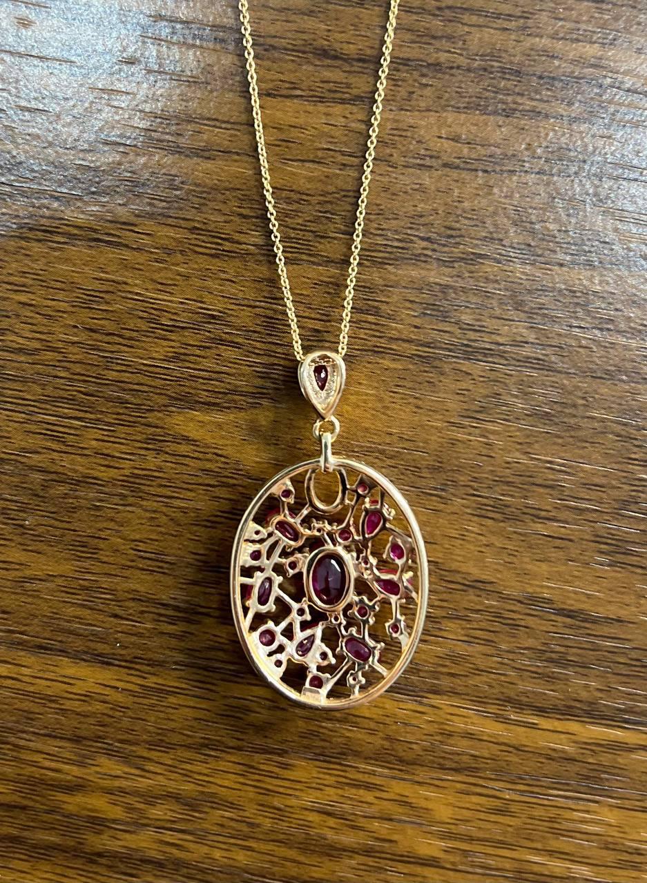 Collana con ciondolo a medaglione in oro rosa 14 carati con diamanti e rubini rossi in vendita 2