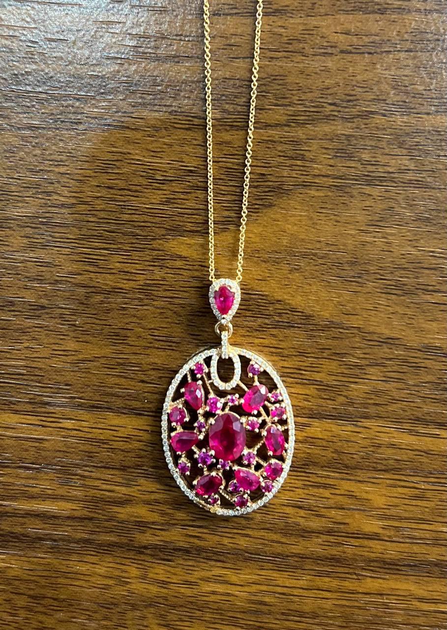 Collana con ciondolo a medaglione in oro rosa 14 carati con diamanti e rubini rossi in vendita 3