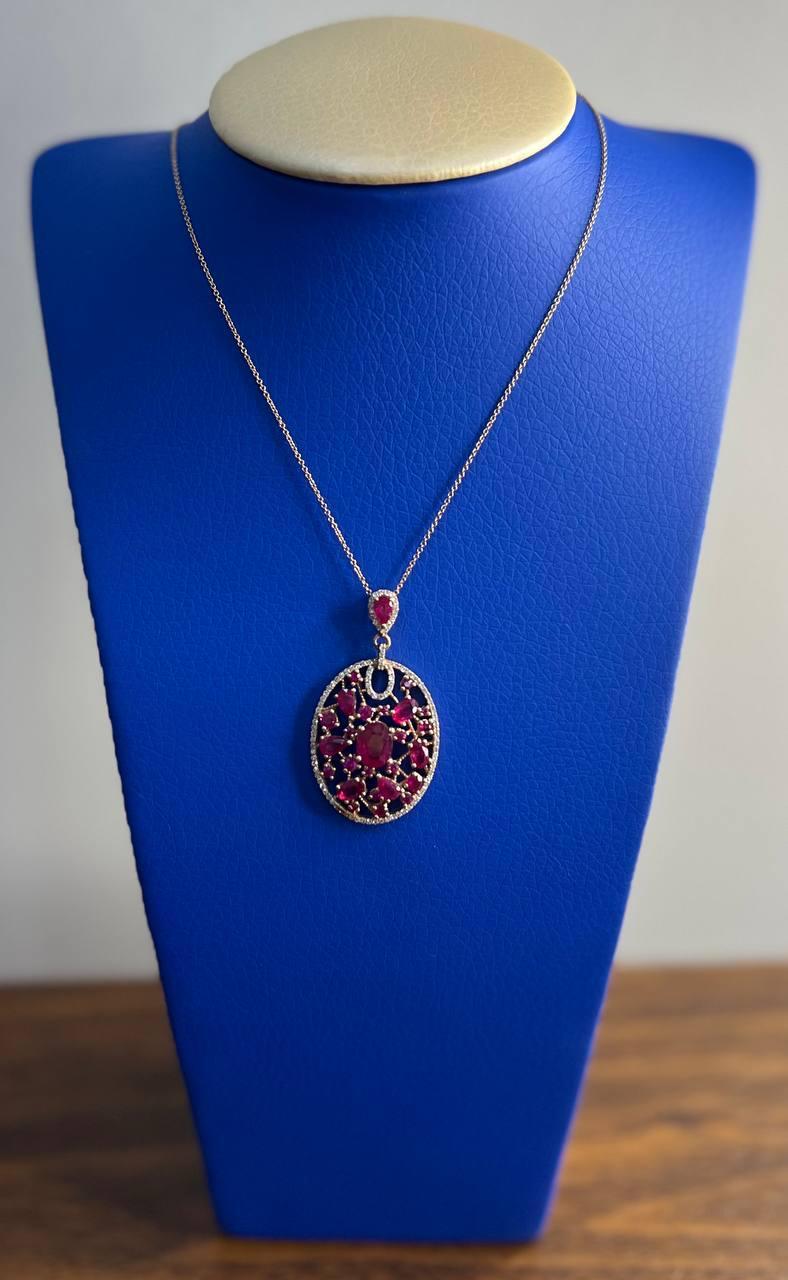 Collana con ciondolo a medaglione in oro rosa 14 carati con diamanti e rubini rossi in vendita 4