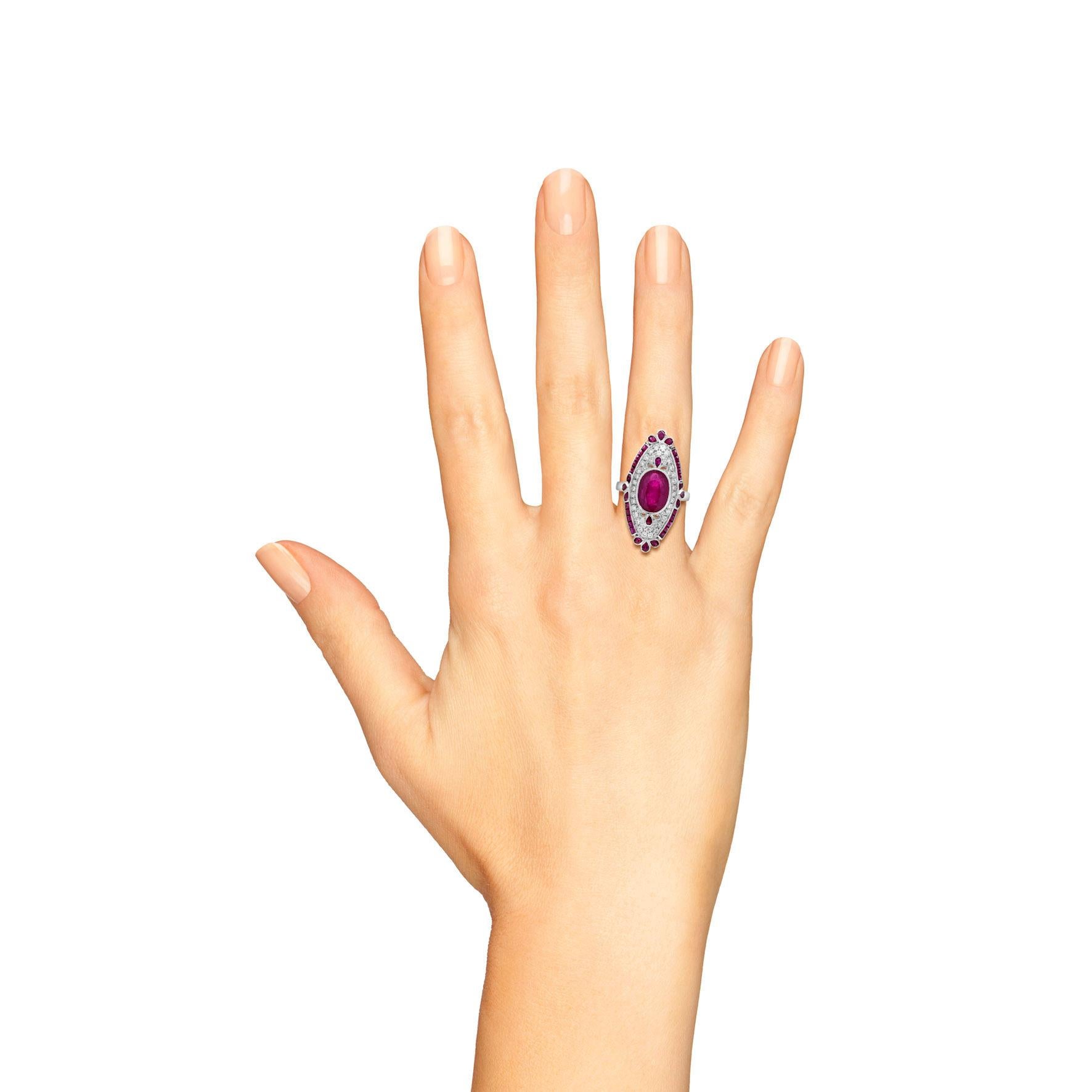 Bague de cocktail en or blanc de style Art déco avec rubis rose rouge et diamants sertis en pavé en vente 1