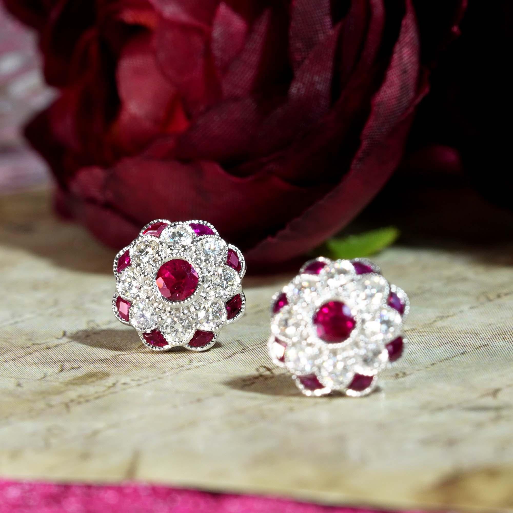 Rote Pinke Rubine & Diamantene Pfingstrosenblüten Runde Diamantene Ohrstecker aus 14K Weißgold Damen im Angebot