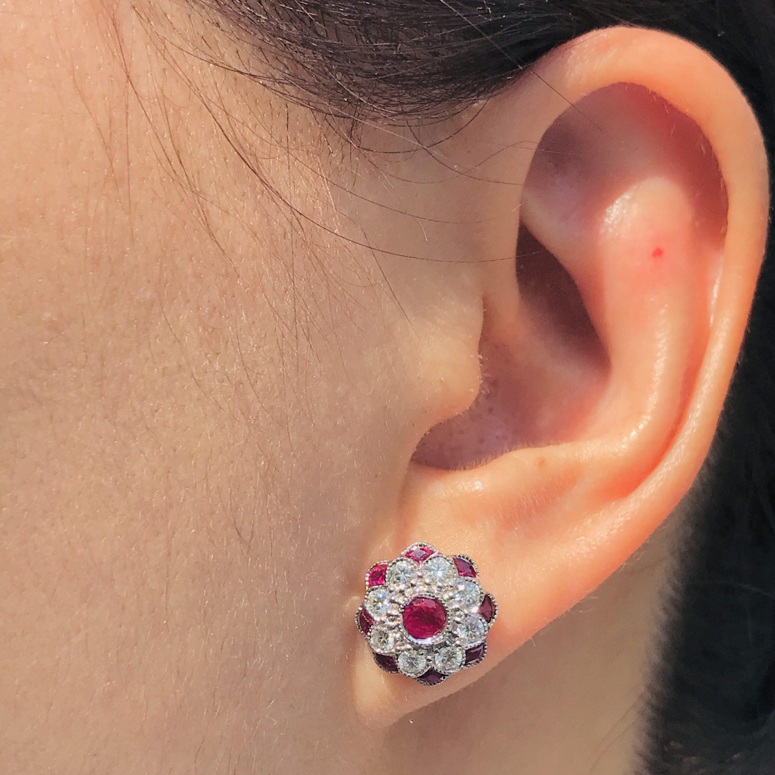 Rote Pinke Rubine & Diamantene Pfingstrosenblüten Runde Diamantene Ohrstecker aus 14K Weißgold im Angebot 3