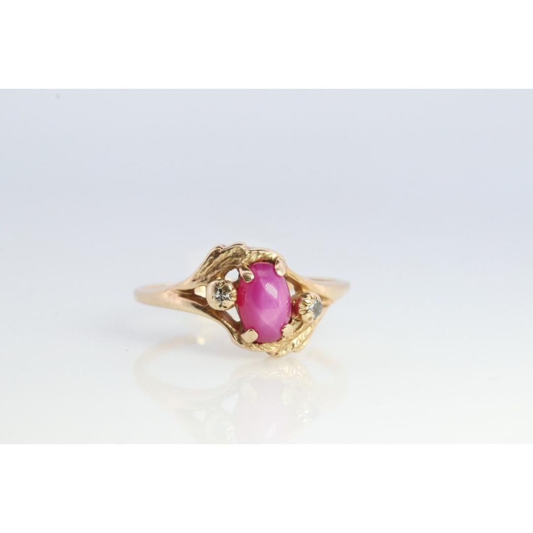 RED PINK STAR Anillo solitario de rubí. Oro amarillo de 10 quilates. Zafiro estrella con diamante en venta 1