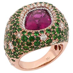 Anello con tormalina rosa rossa, granato verde e diamanti incastonati in oro rosa 18 carati
