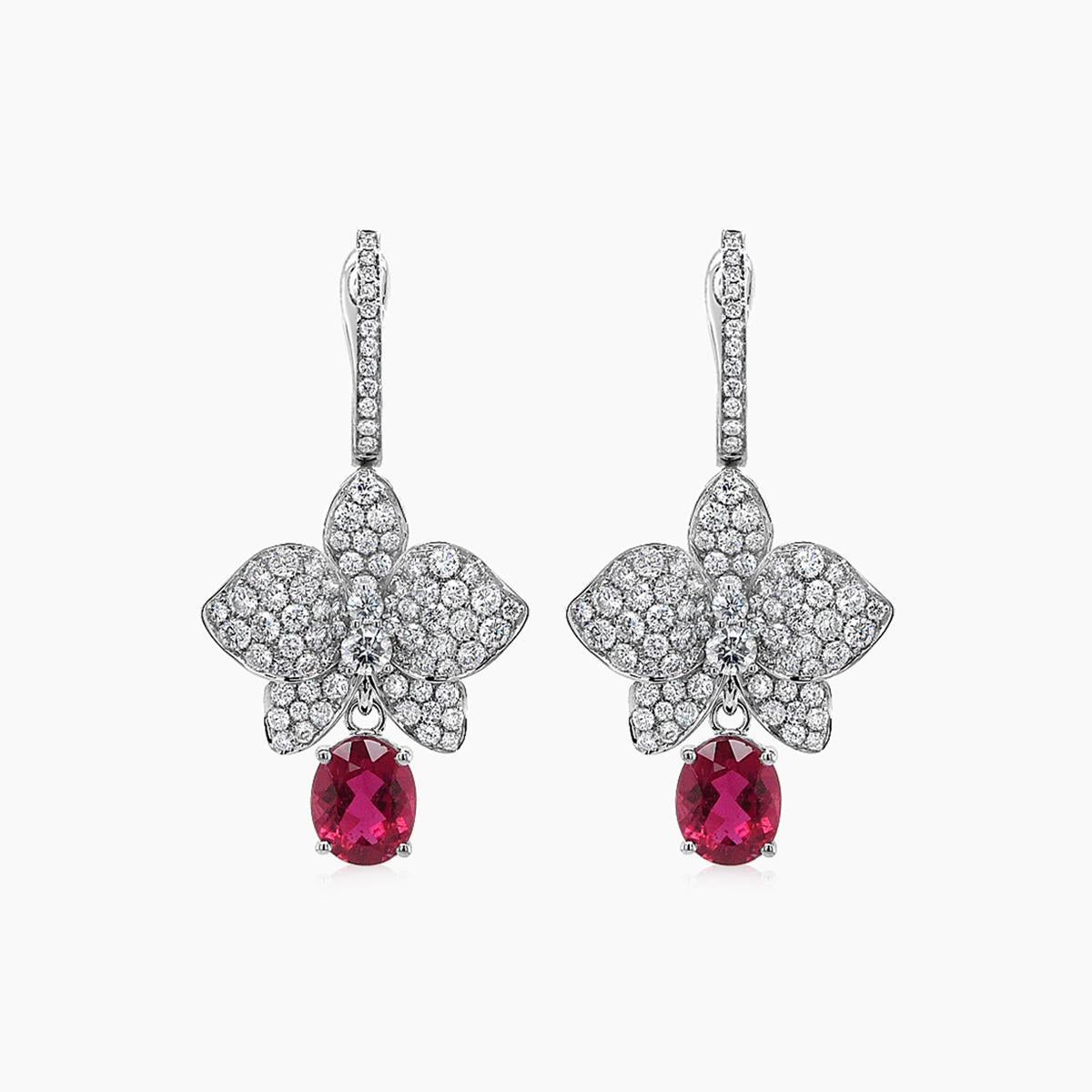Dimensions: 4.00x2.00x0.50cm
Color: 18K White Gold
Materials:
