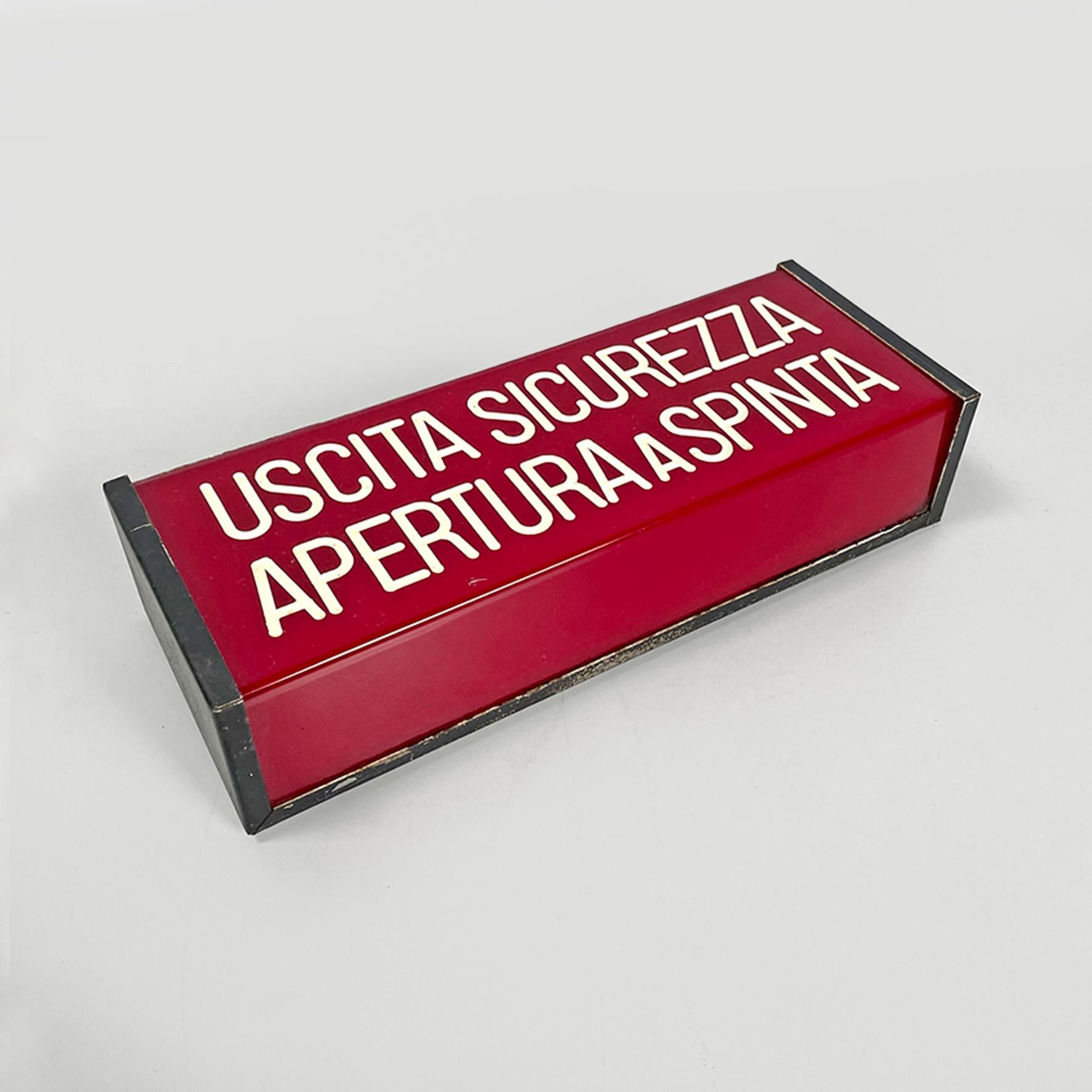 Italienisches Kino- oder Theaterschild aus rotem Kunststoff und weißer Schrift aus der Mitte des Jahrhunderts, 1960er Jahre
Rechteckiges Kino- oder Theaterschild. Die Vorderseite besteht aus rotem Kunststoff mit eingravierter weißer Schrift mit der