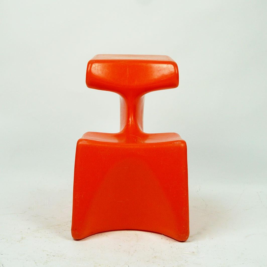 Dieser ikonische Kinderstuhl, Zocker genannt, wurde in den 1970er Jahren von Luigi Colani entworfen und 1971 von Top System Burkhard Lübke hergestellt. Er besteht aus rotem Kunststoff und ist in einem sehr guten originalen Vintage-Zustand. Es ist