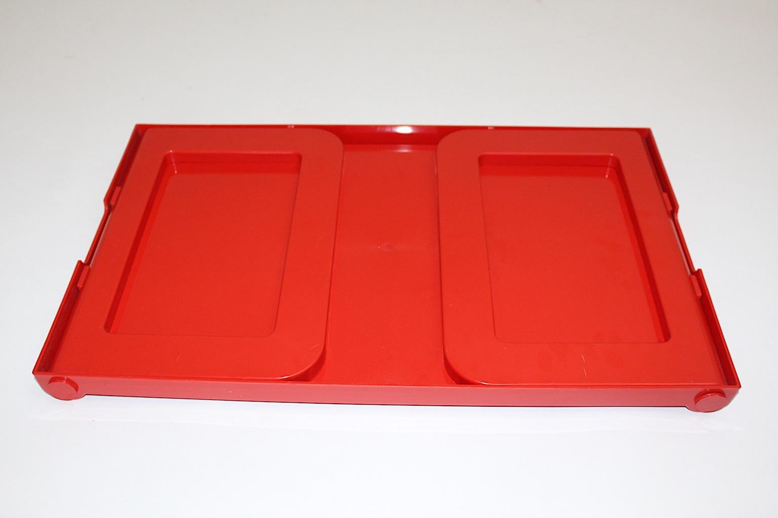 Table de chevet à plateau en plastique rouge de l'ère spatiale Luigi Massoni Guzzini, 1970, Italie en vente 3