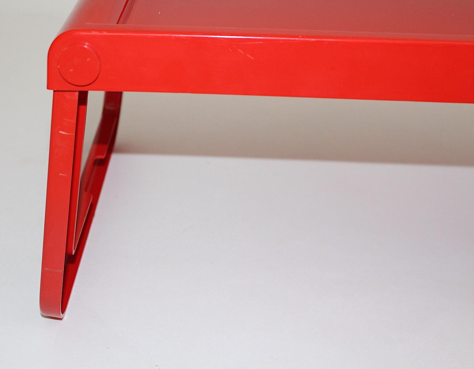 Table de chevet à plateau en plastique rouge de l'ère spatiale Luigi Massoni Guzzini, 1970, Italie en vente 4