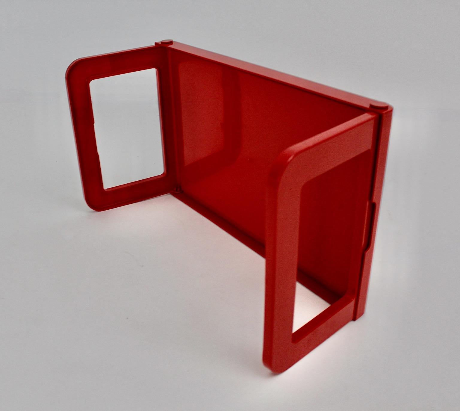 Table de chevet à plateau en plastique rouge de l'ère spatiale Luigi Massoni Guzzini, 1970, Italie en vente 5